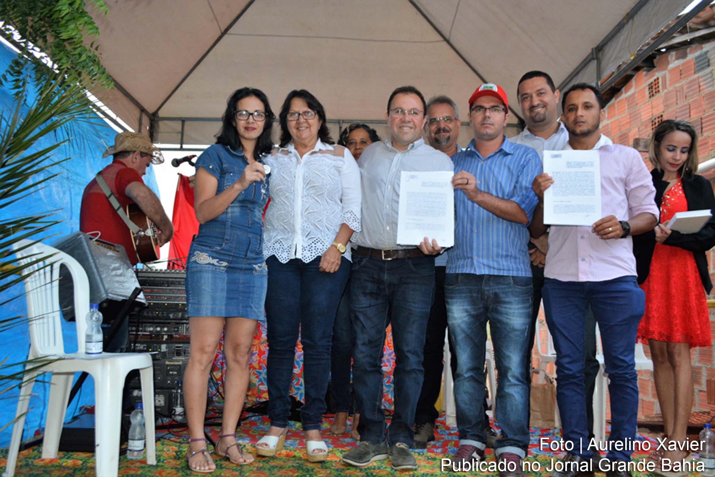 Wilson Dias ao lado de agricultores familiares de Capim Grosso.