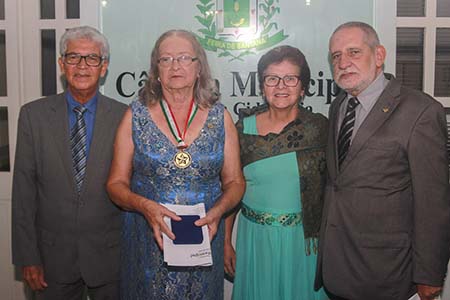 Comenda Maria Quitéria foi outorgada à atriz Antônia Velloso. Na foto ladeada pelo ator Gildarte Ramos e o jornalista Dimas Oliveira e Doralice.