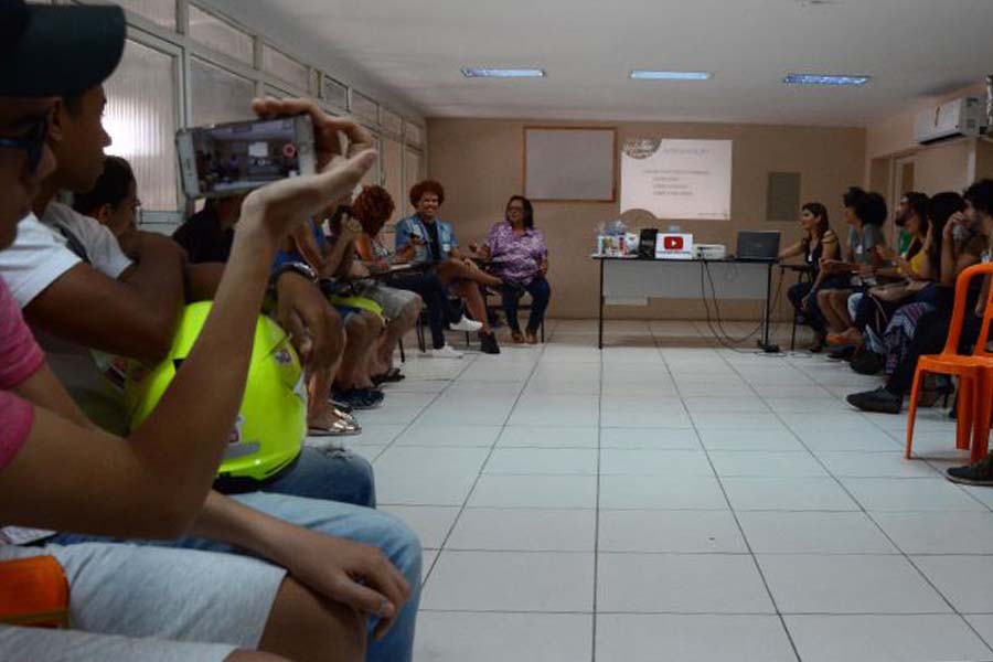 A plateia eclética, mas majoritariamente formada por jovens recém saídos da adolescência, debateu Atividade do youtuber.