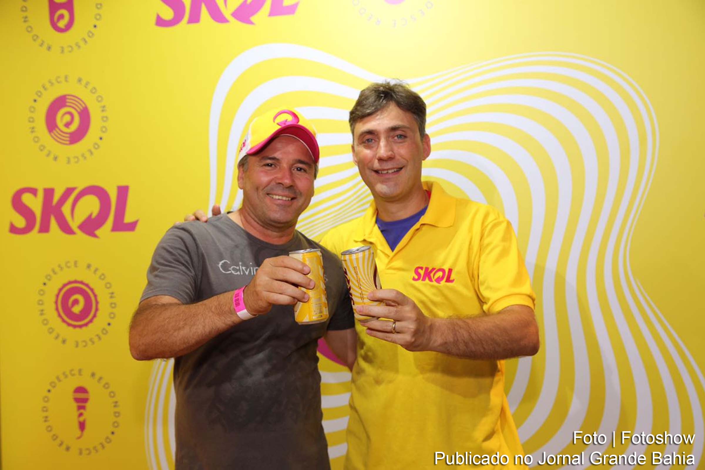 Carlinhos Serra, um dos empresários da Vaquejada de Serrinha com Carlos Medeiros, gerente comercial da Ambev de Feira de Santana na Sala de Imprensa da SKOL, no Micareta de Feira.