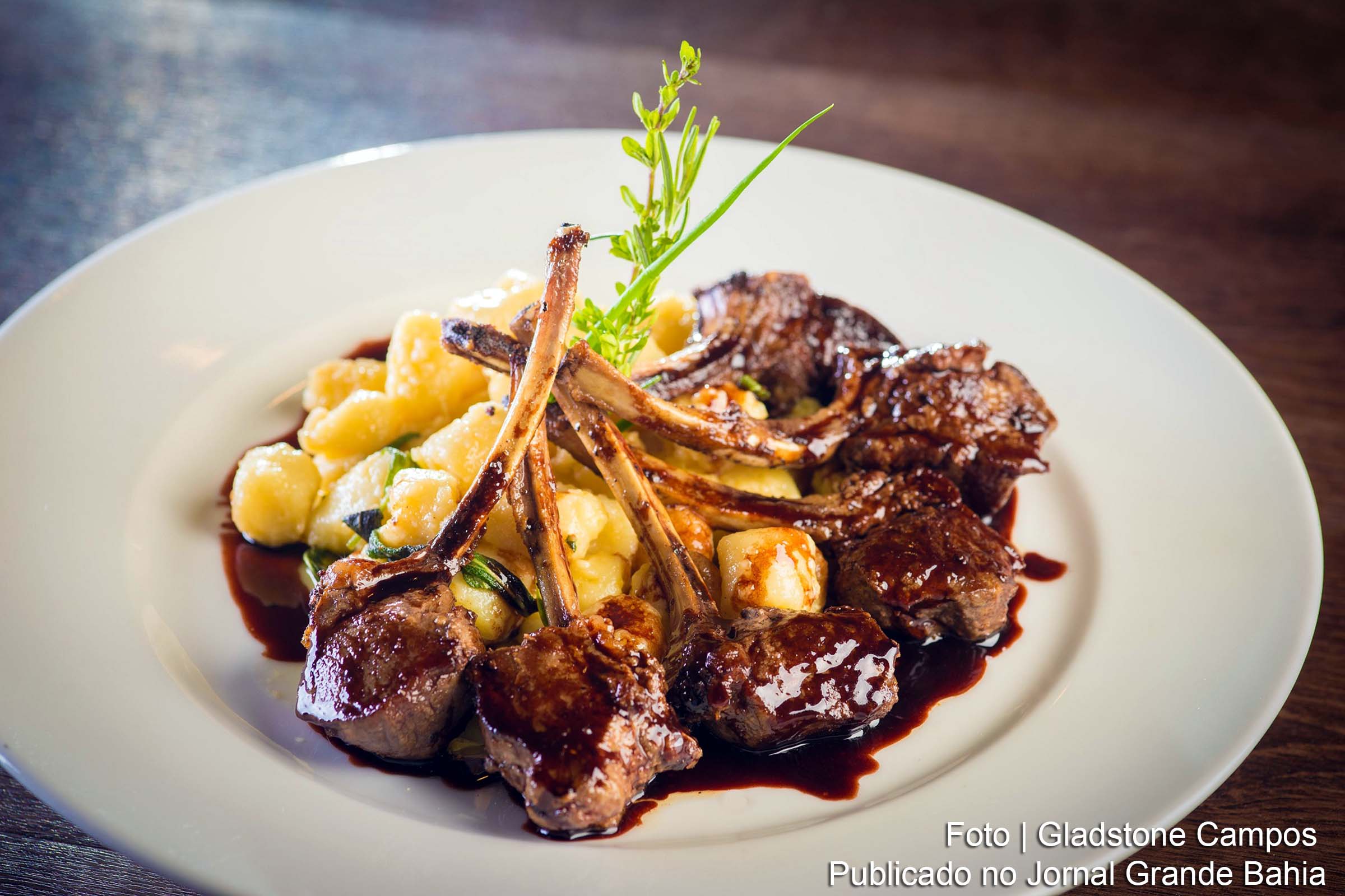 Costeleta de cordeiro alla Vecchia Cucina com gnocchi na manteiga, sálvia e parmesão.