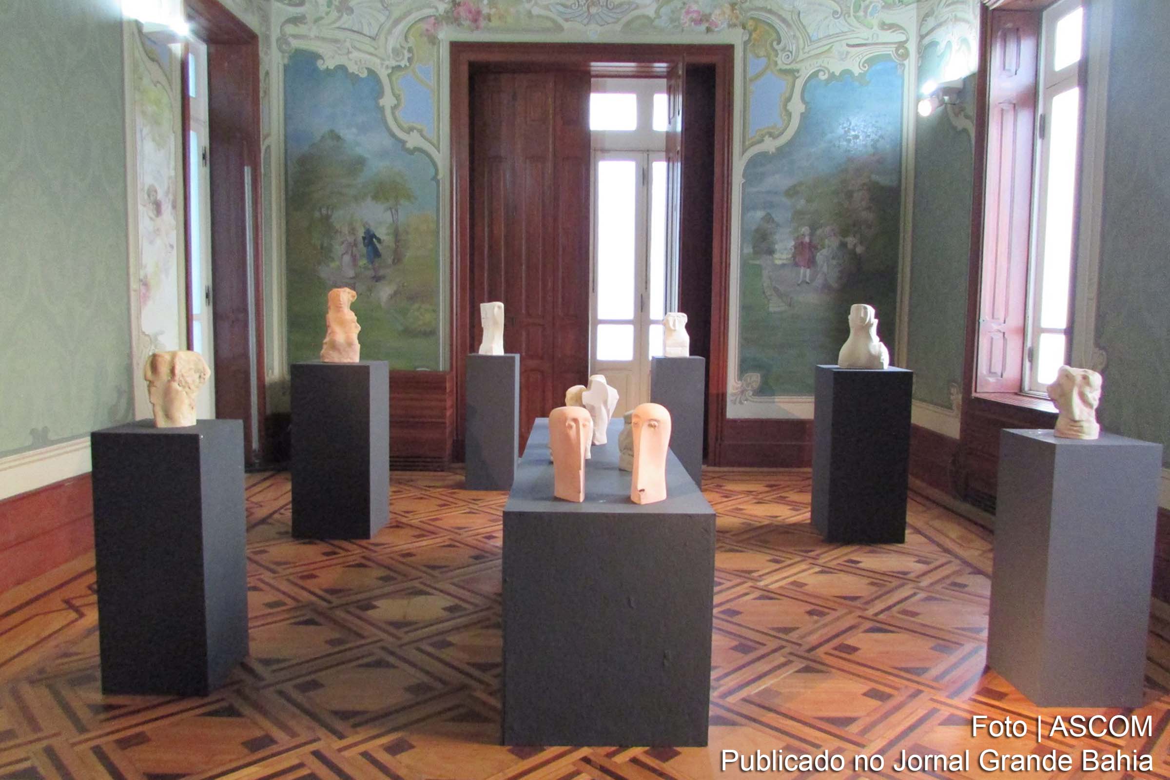 Exposição de esculturas em cerâmica.
