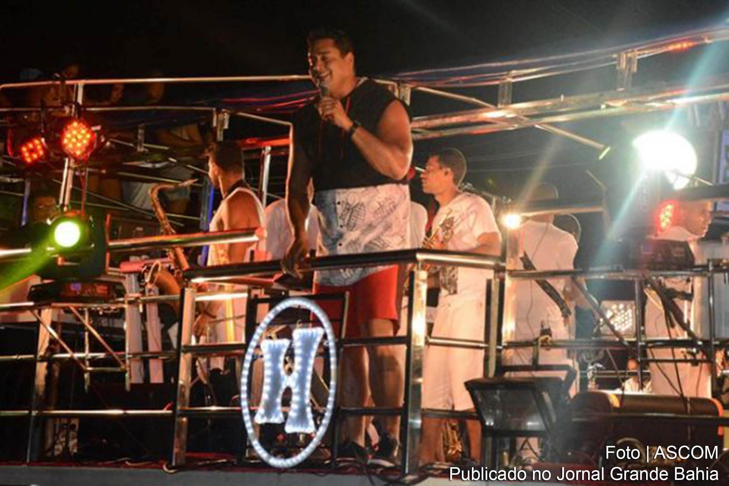 Para o folião pipoca, a prefeitura garantiu 17 bandas nesta noite.