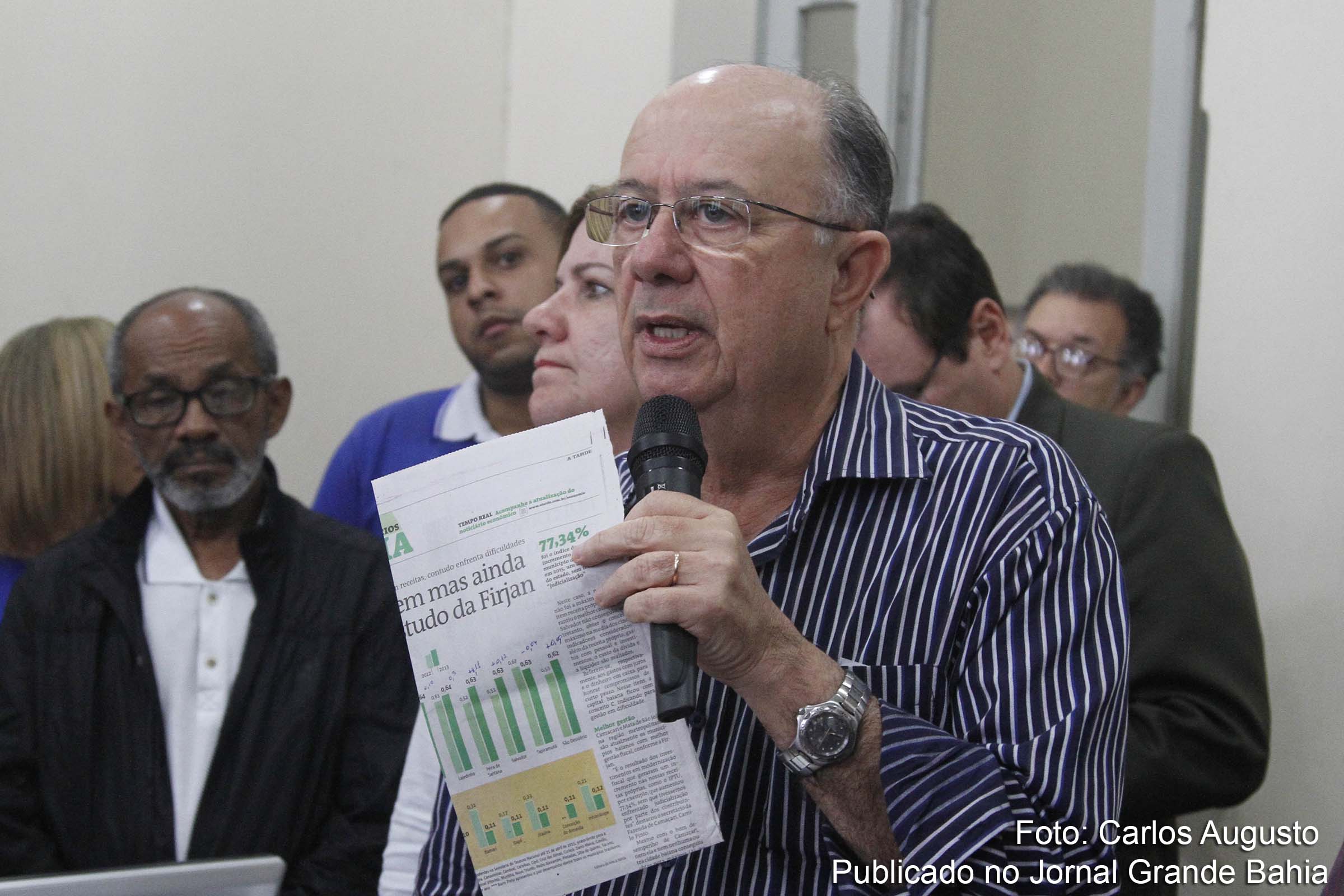 Prefeito José Ronaldo assina termo de adesão.