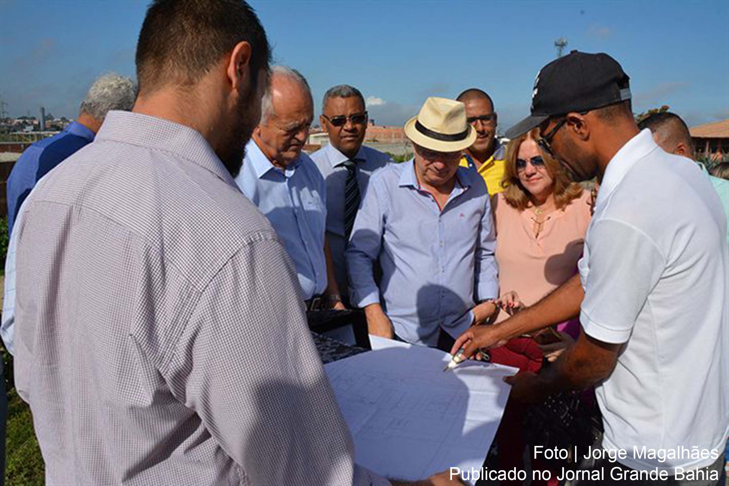 Prefeito José Ronaldo de Carvalho visita inicio de obras do Caps III.