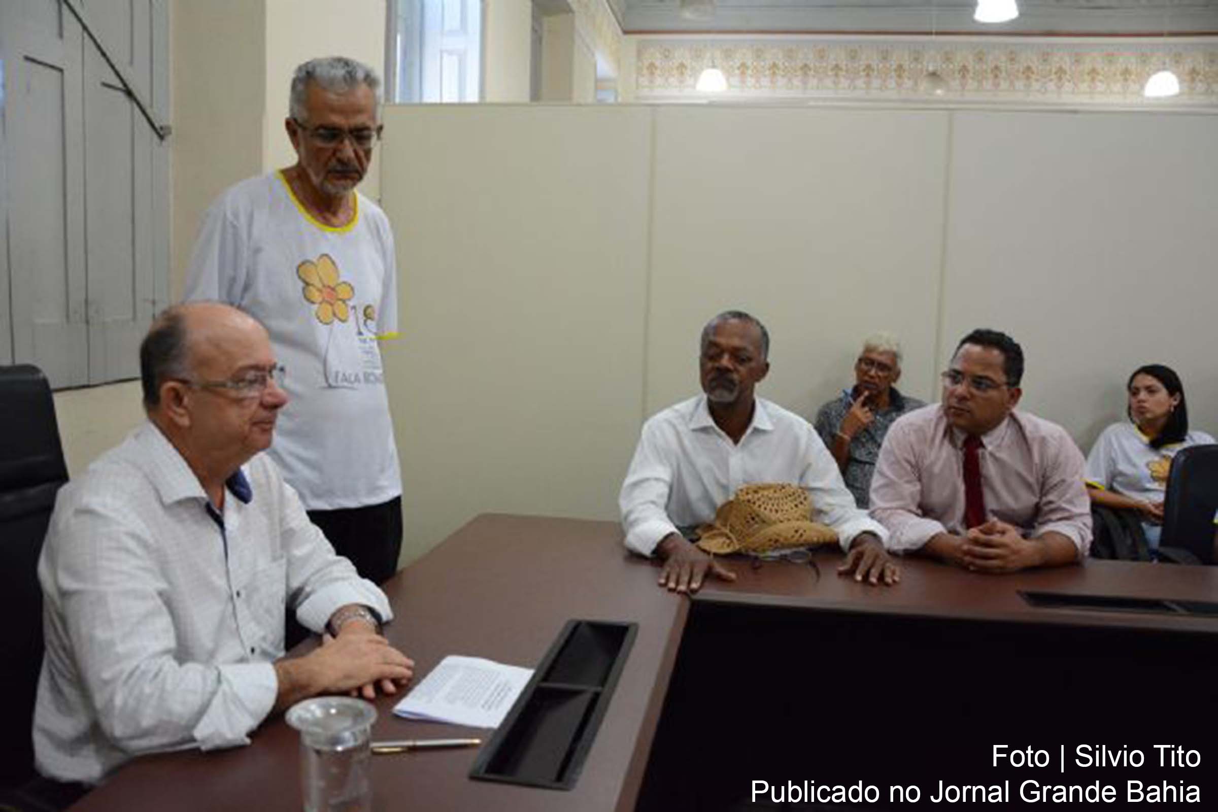 José Ronaldo de Carvalho sanciona lei que cria a Semana Municipal de Conscientização e Combate à Violência Contra a Mulher.