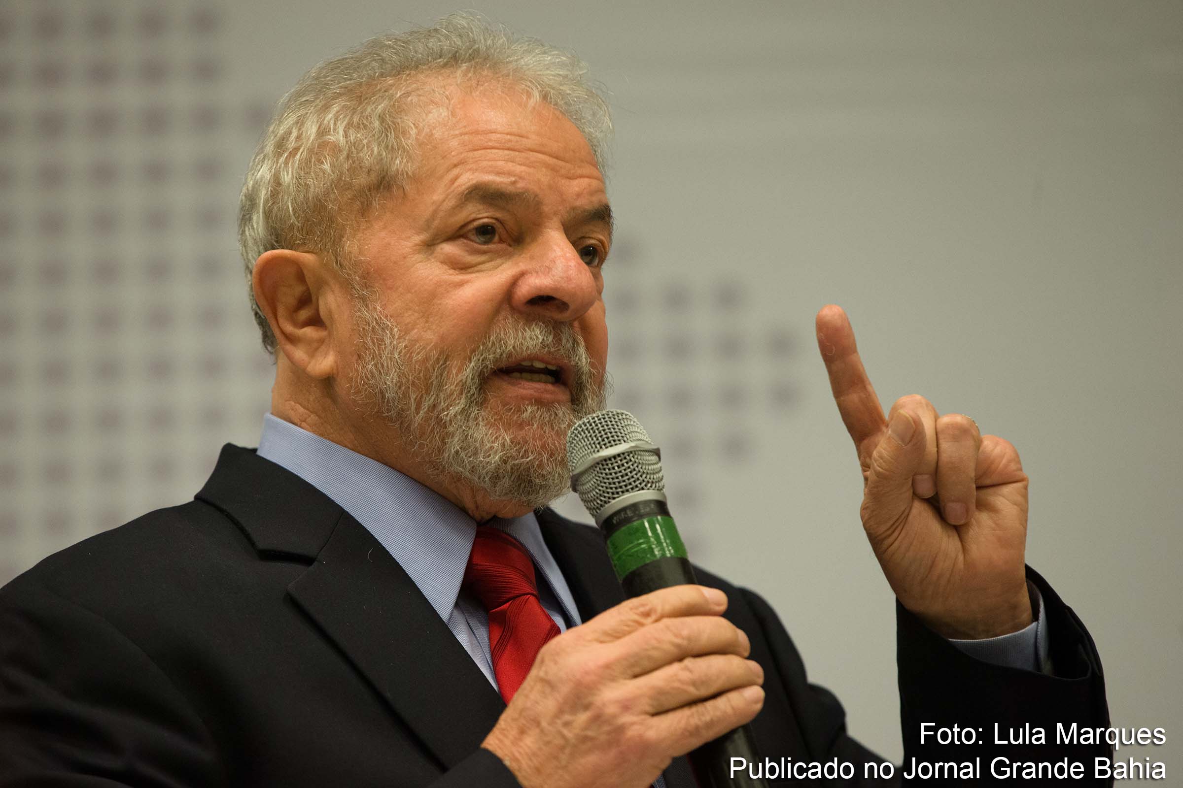 Ex-presidente Lula critica ataques da Rede Globo e diz que país deve regular comunicação, a exemplo da Inglaterra.