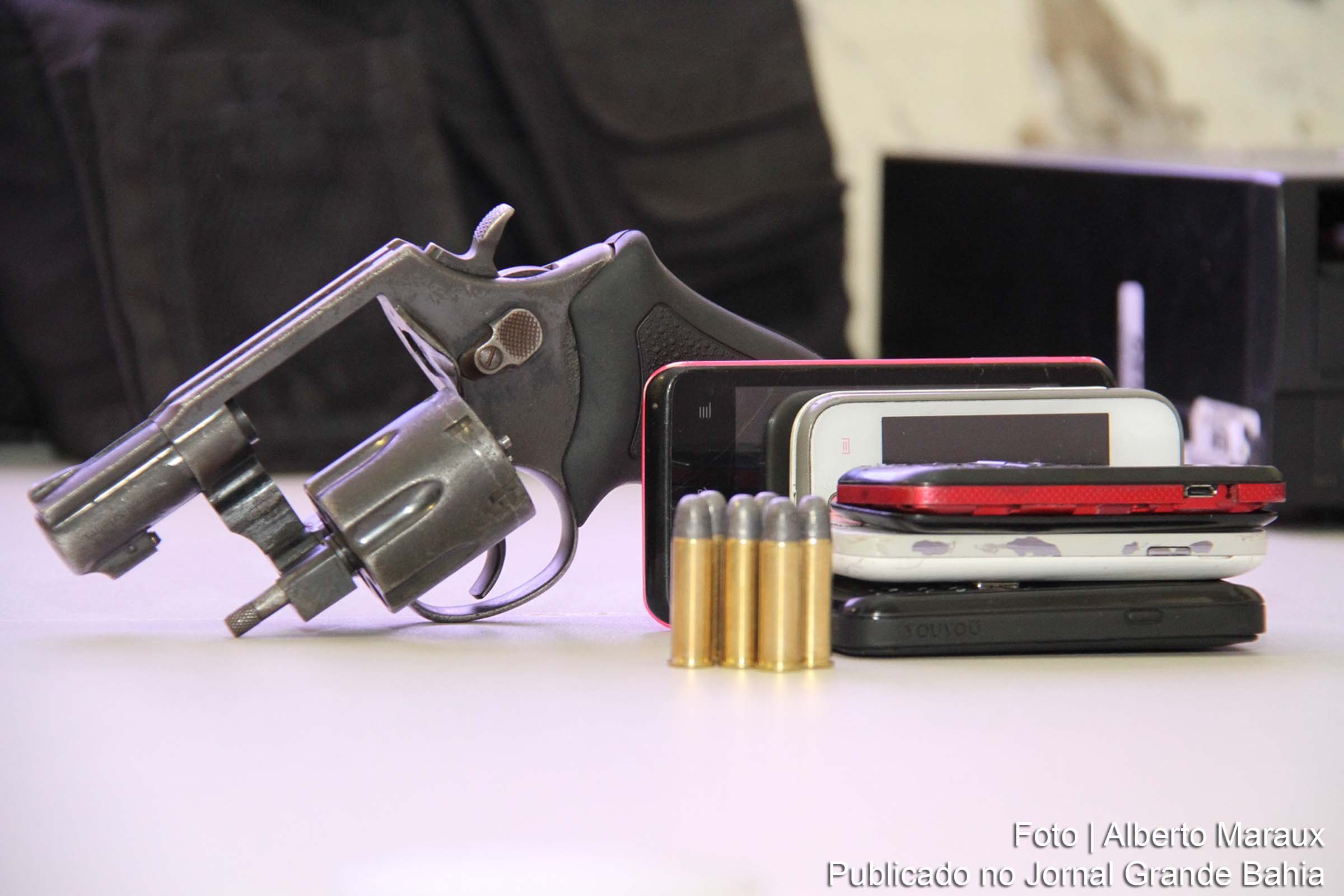 Um revólver calibre 38 foi apreendido com Renivaldo Rocha dos Santos, que tinha passagem por homicídio quando era menor, na Delegacia do Adolescente Infrator.