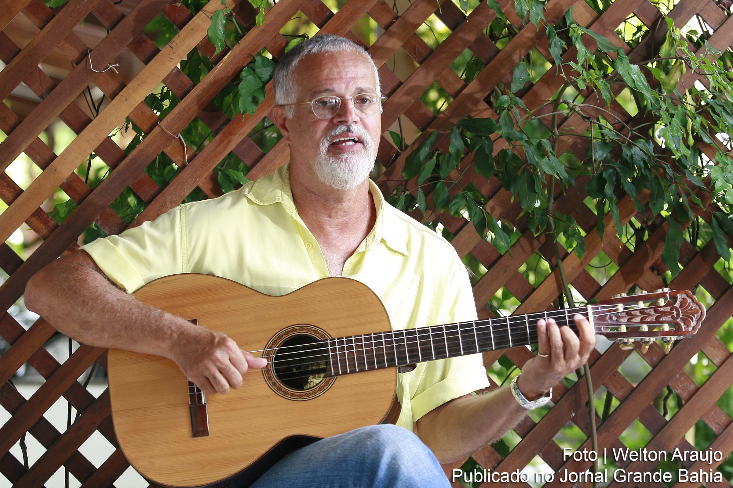 O músico santo-amarense Roberto Mendes falou sobre o seu novo trabalho, bem como da nova fase de sua carreira, e dos shows que vem fazendo fora do Estado. Na foto: Roberto Mendes canta canções do seu novo CD.
