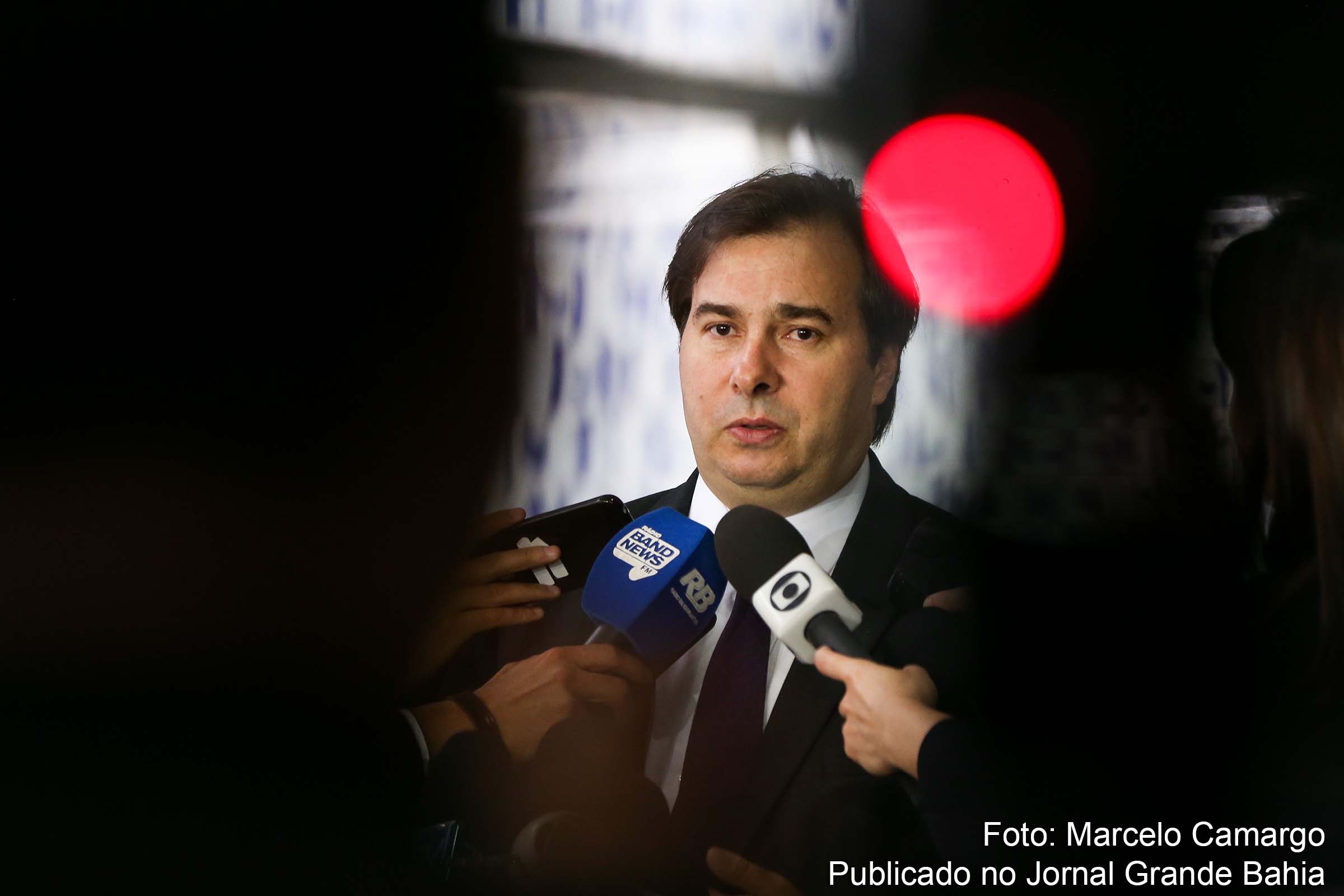 O presidente da Câmara dos Deputados, Rodrigo Maia, encontra fórmula para evitar que Comissão de Ética atue contra parlamentares.