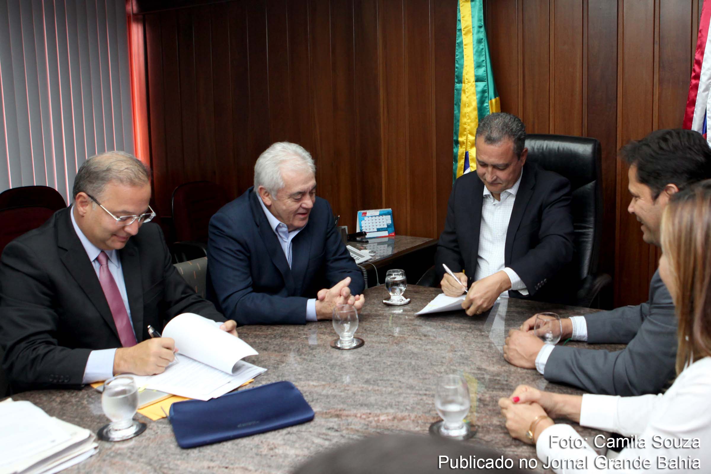 Governador Rui Costa, secretário Fábio Vilas-Boas, senador Otto Alencar e prefeito Cláudio Serrada assinam contrato para funcionamento e ampliação dos recursos do Hospital Regional de Ruy Barbosa.