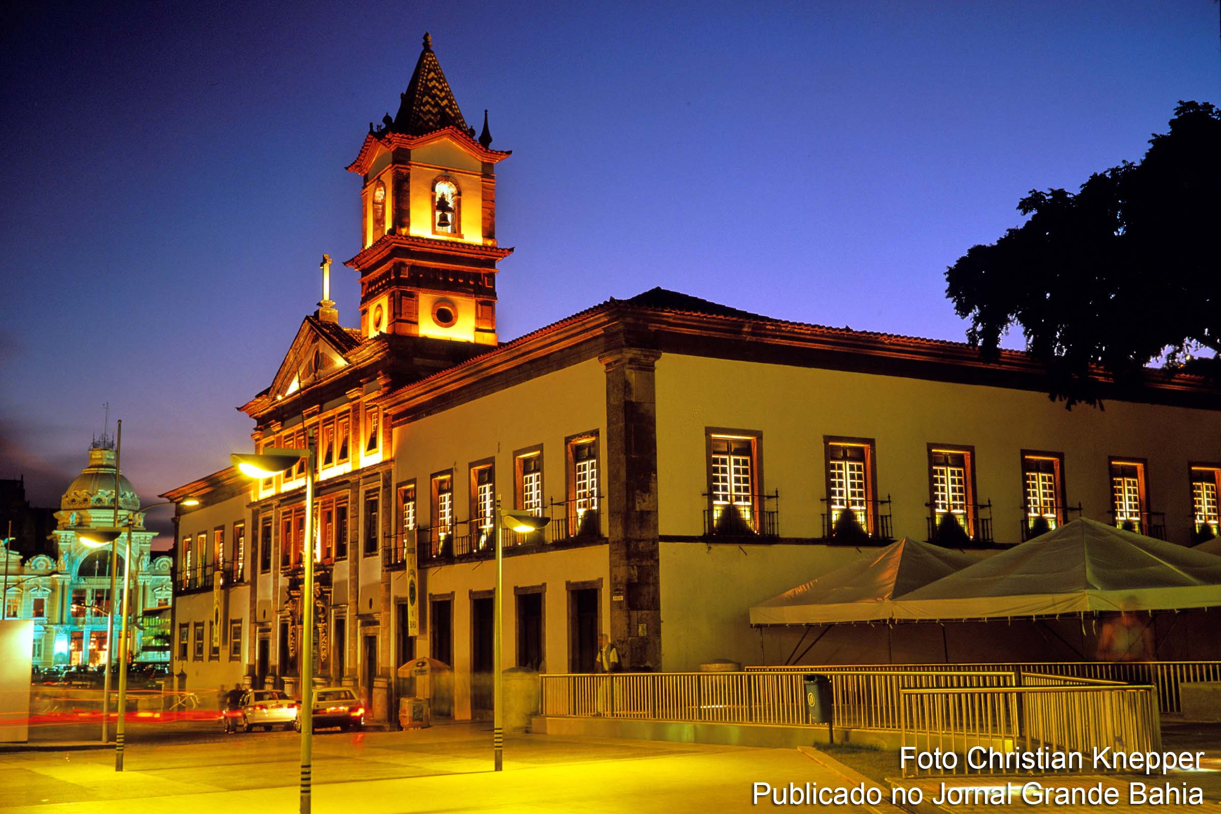 A Santa Casa da Misericórdia está presente na cidade desde 1549. Obra do arquiteto José Maria Jacinto Rebelo que seguiu o estilo neoclássico trazendo maior magnificência ao edifício e marcando com presença a arquitetura brasileira. O primeiro hospital e capela são edificados com recursos obtidos das doações dos colonos, em terreno doado por Tomé de Souza, fundador da cidade de Salvador.