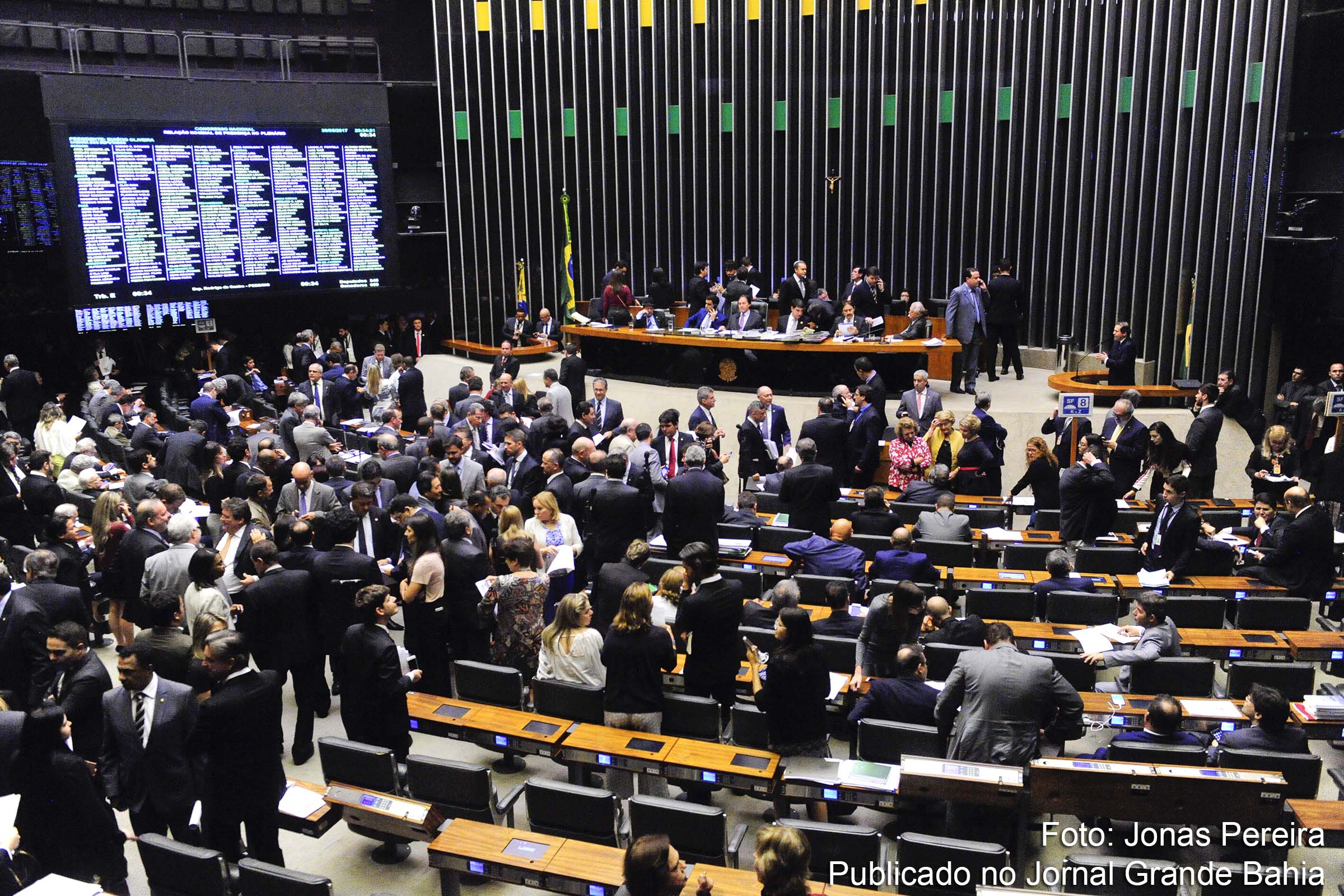 Senador Eunício Oliveira (PMDB-CE) preside sessão deliberativa do Congresso Nacional que analisa vetos presidenciais e proposições.