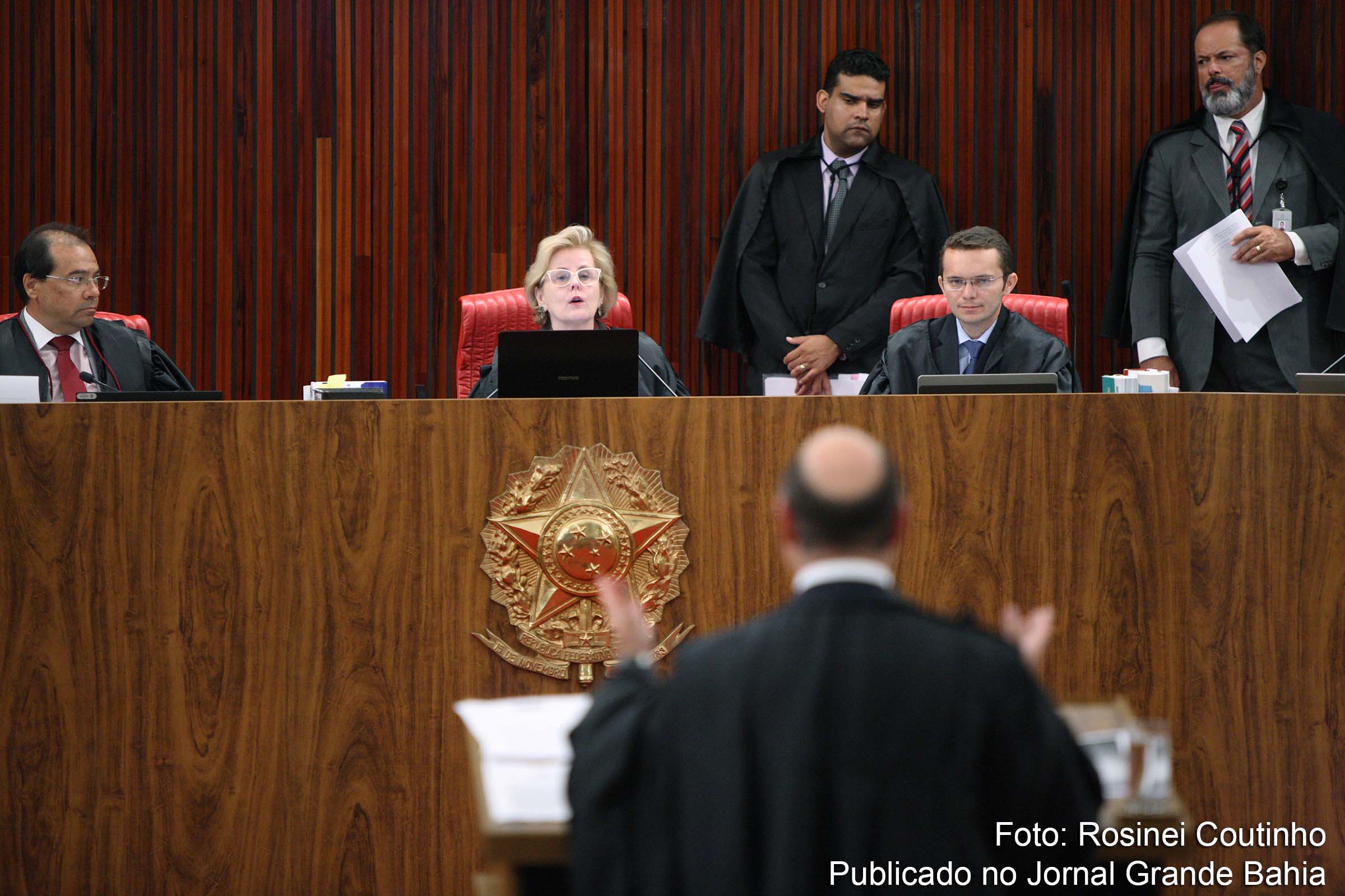 O Ministério Público Eleitoral (MPE) enviou ao Tribunal Superior Eleitoral (TSE) novo parecer a favor da cassação da chapa Dilma-Temer.
