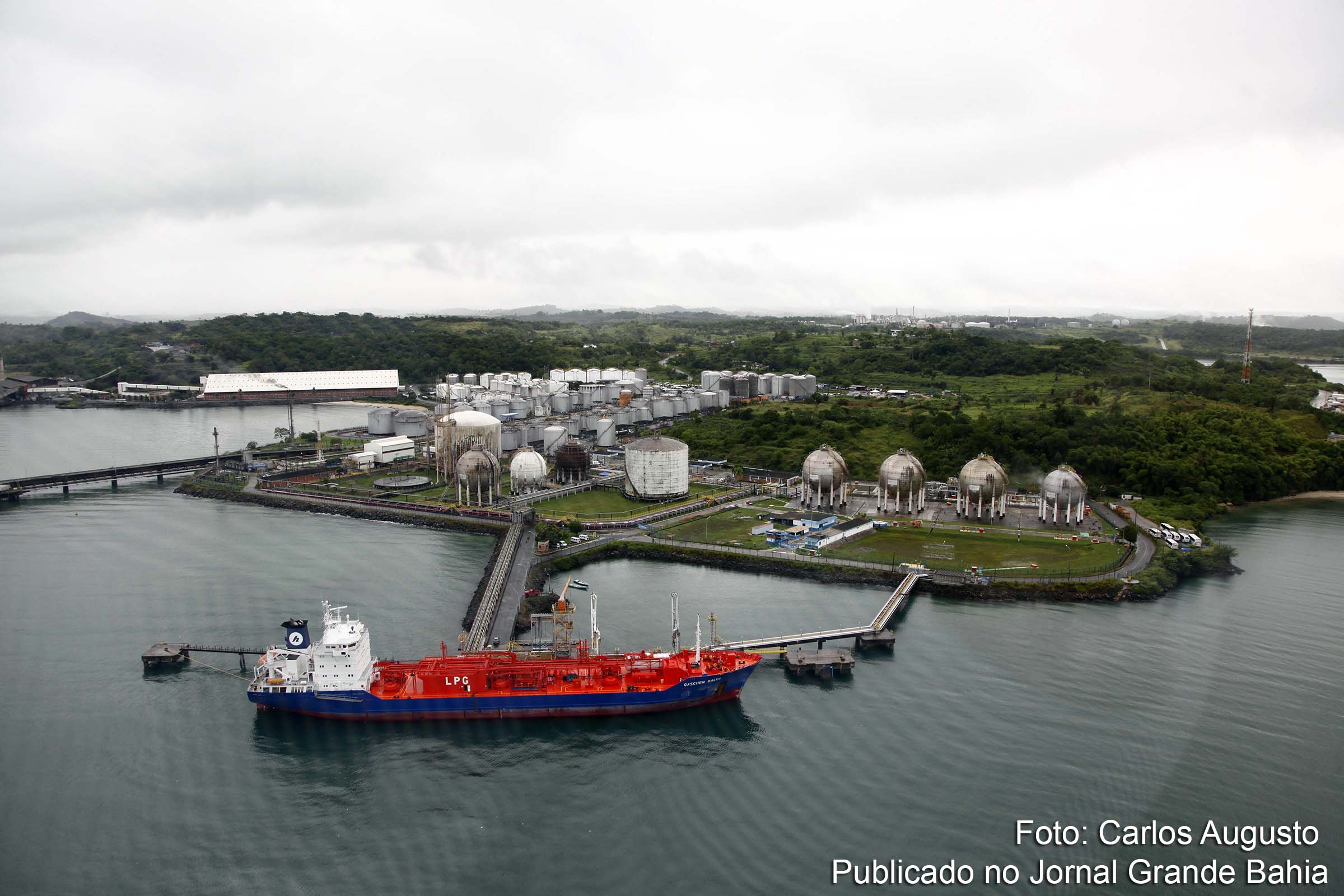 O terminal aquaviário de Madre de Deus é o principal ponto de escoamento da produção da Refinaria de Mataripe, cujos derivados abastecem as regiões Norte e Nordeste. Terminal operado pela subsidiária Transpetro.