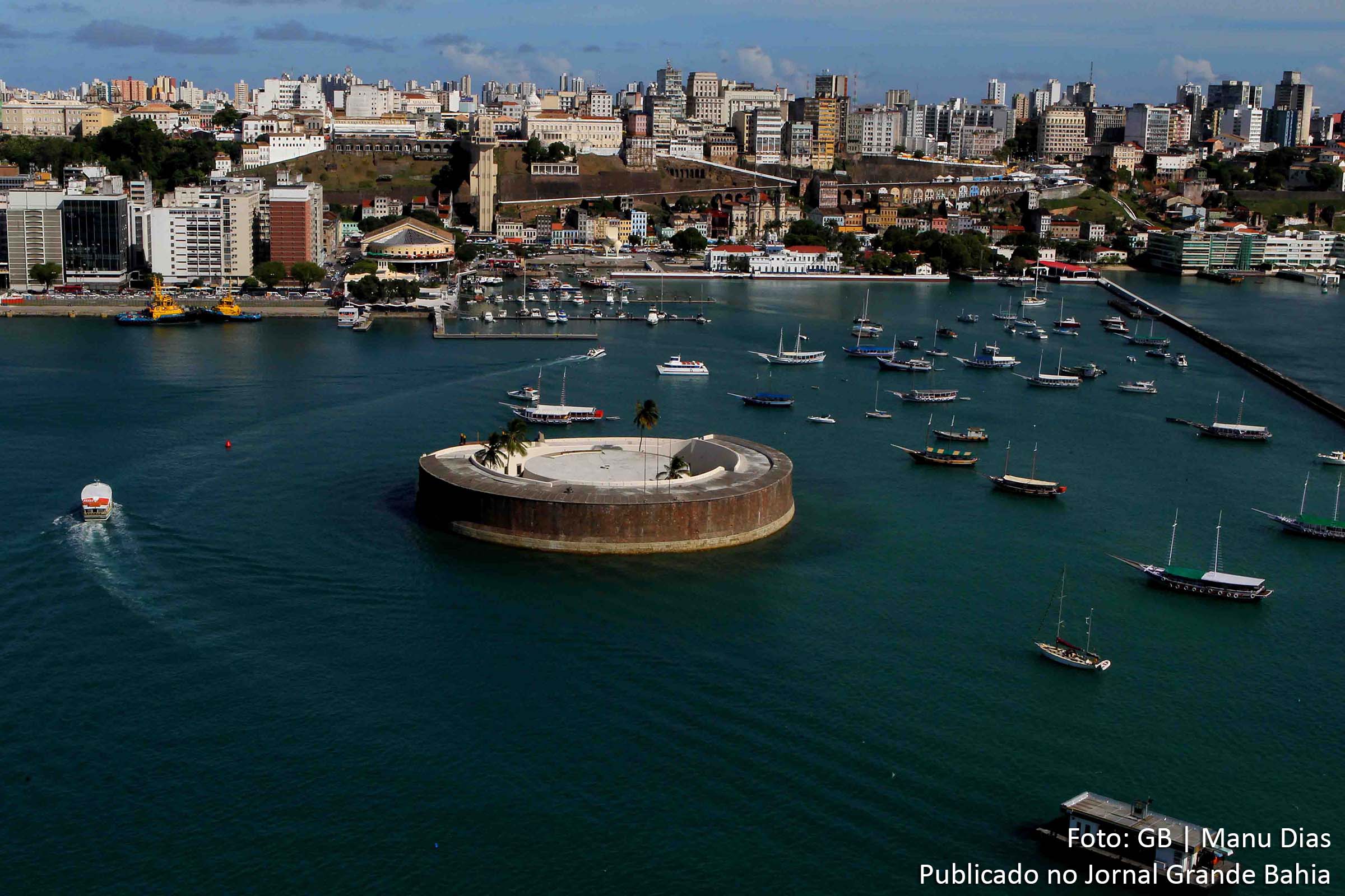 Vista aérea de Salvador. No primeiro plano o Forte São Marcelo.