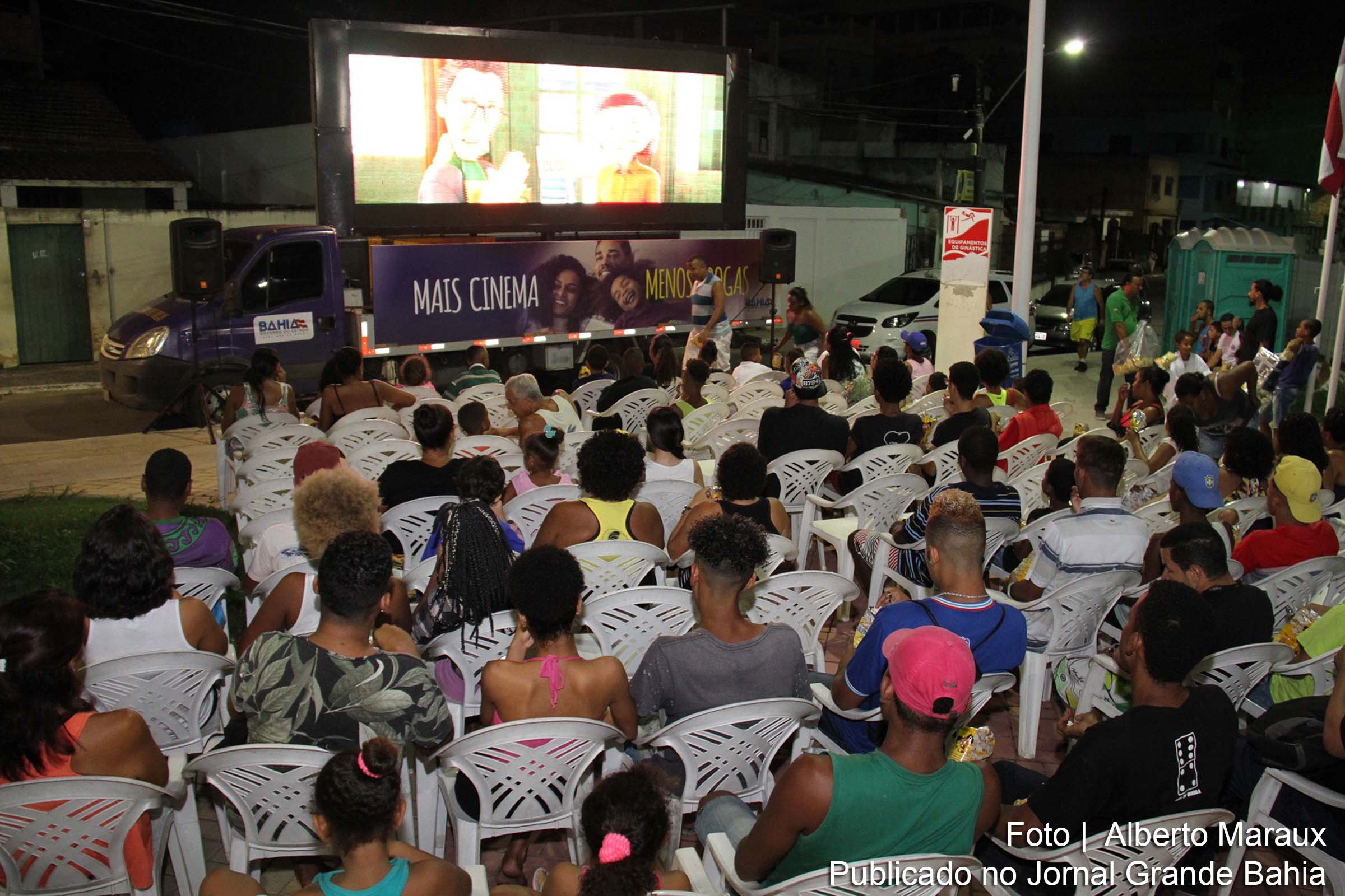​Moradores de São Caetano lotam praça para assistir 'Rio'.