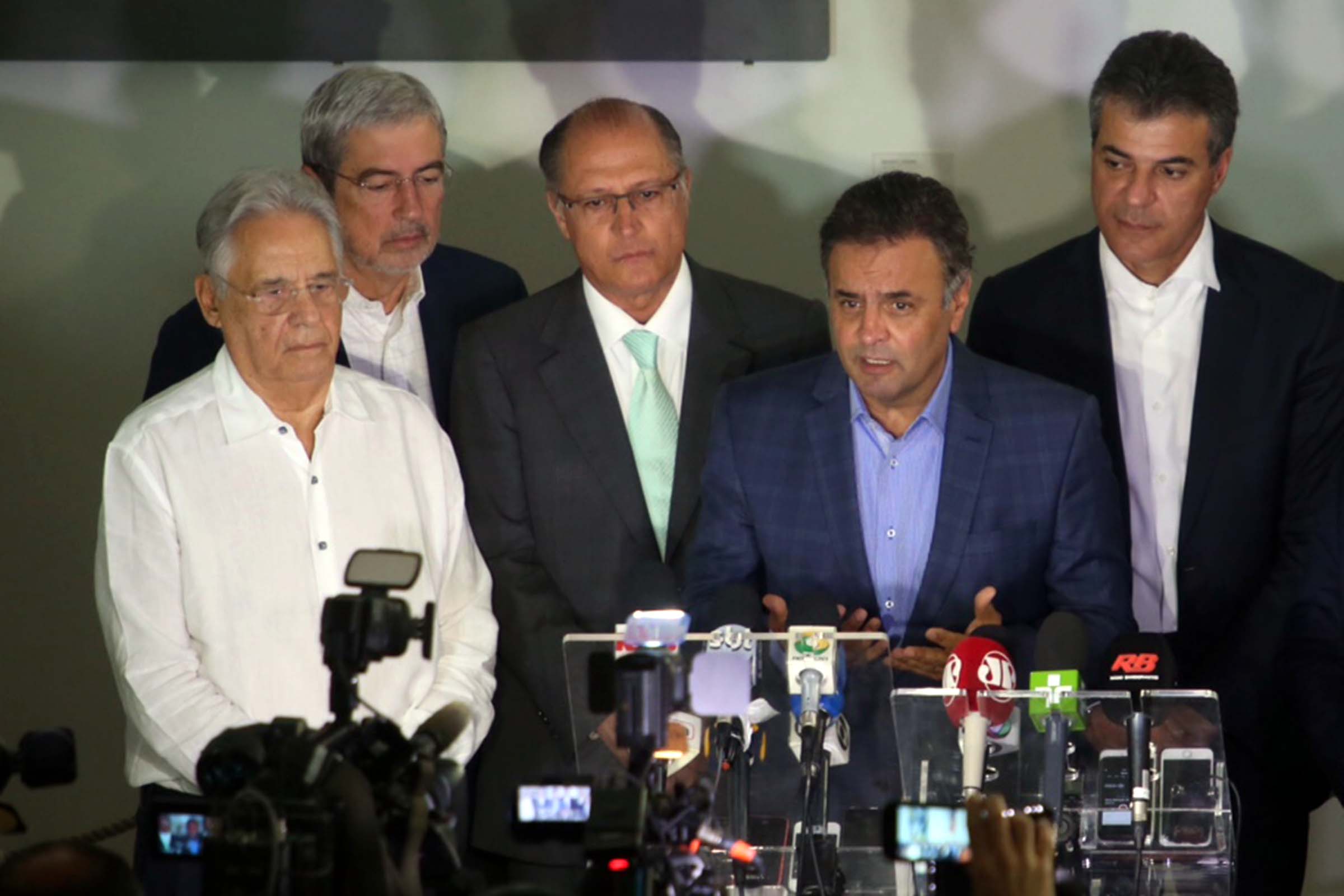 Senador afastado Aécio Neves e membros da executiva nacional do PSDB. Partido perde discurso ético ao ter uma das principais lideranças envolvida diretamente no Caso Lava Jato.