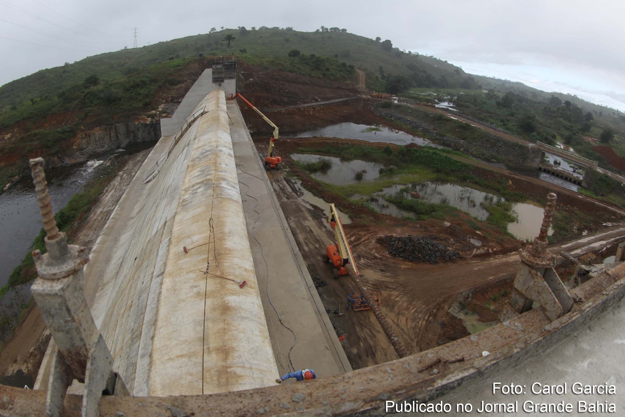 Construção da Barragem Horácio Sodré, localizada no rio Colônia, município de Itapé.