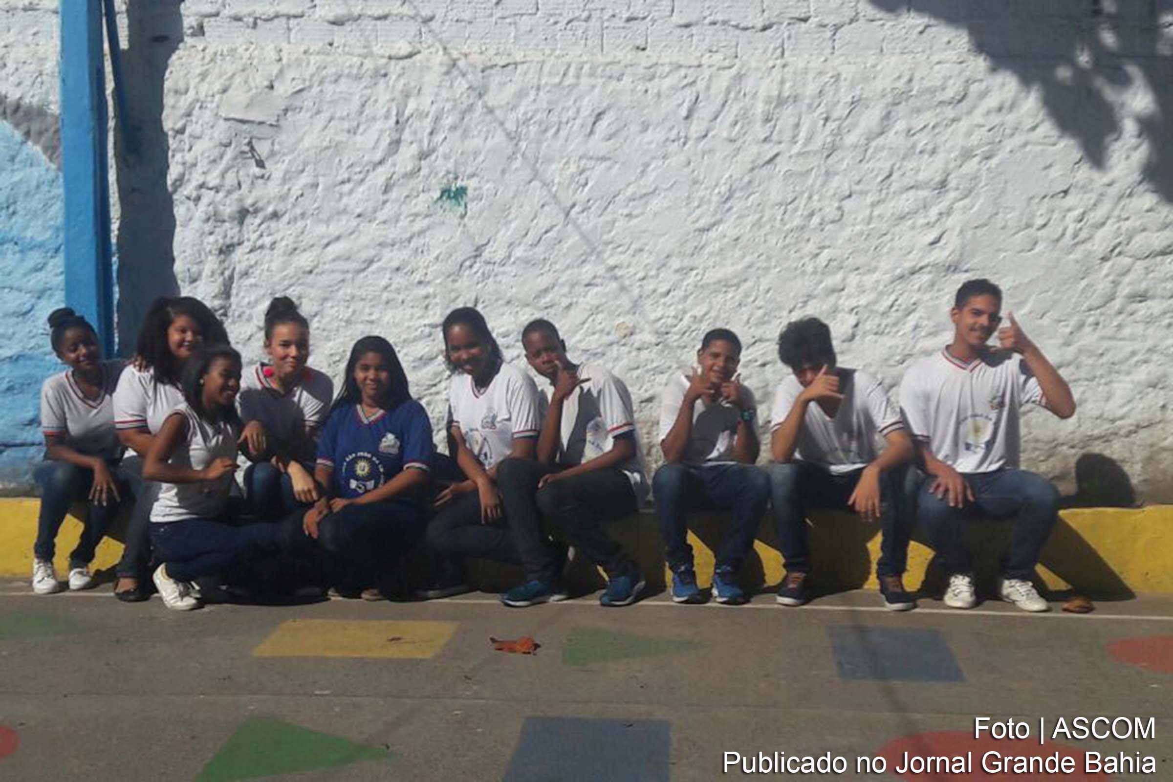 Estudantes transformam espaço escolar em Feira de Santana com pinturas de jogos educativos.