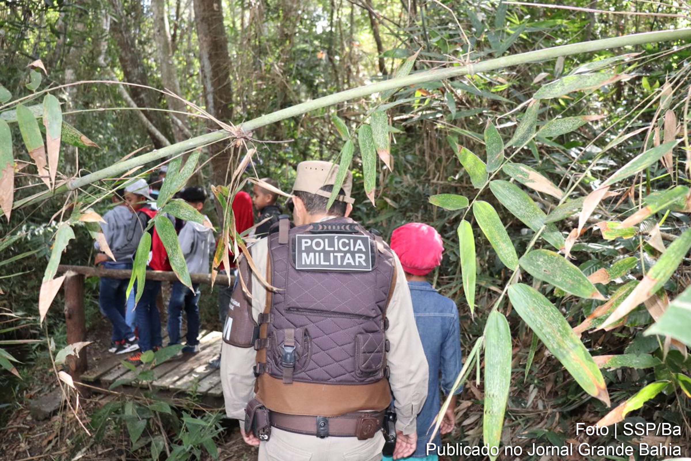Acompanhado de policiais militares, juventude de Vitoria da Conquista conhece reserva florestal.