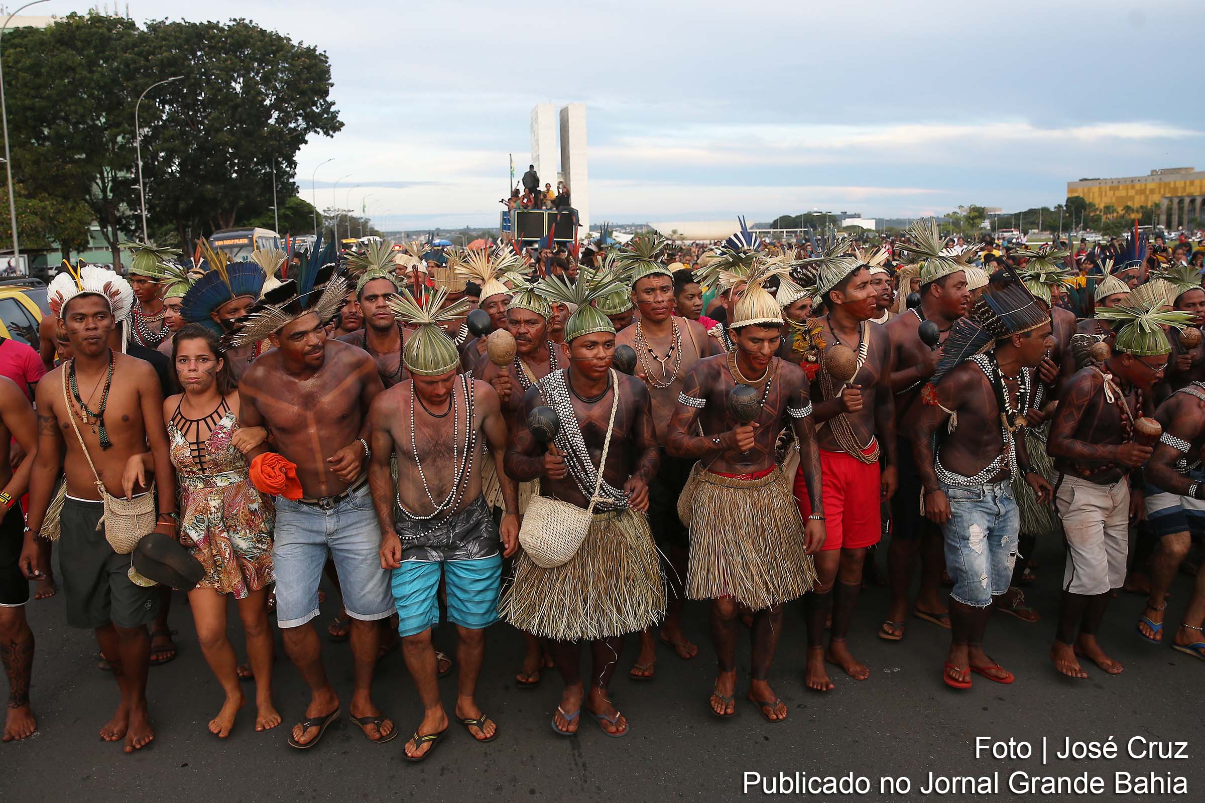 Índios do acampamento Terra Livre realizam manifestação em Brasília. Relatores da Organização das Nações Unidas (ONU) e da Comissão Interamericana de Direitos Humanos (CIDH) criticaram a situação dos povos indígenas no Brasil e o que classificam como “ataques aos direitos ambientais” no país.