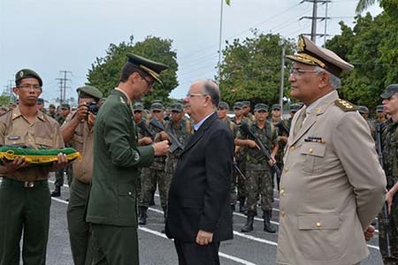 A Confraria dos Gastronomos , recebe na reunião almoço de hoje, o comandante do 35º.Batalhão de Infantaria do Exercito tenente coronel Claudio Eduardo Bouças. No flash condecorando prefeito Jose Ronaldo.