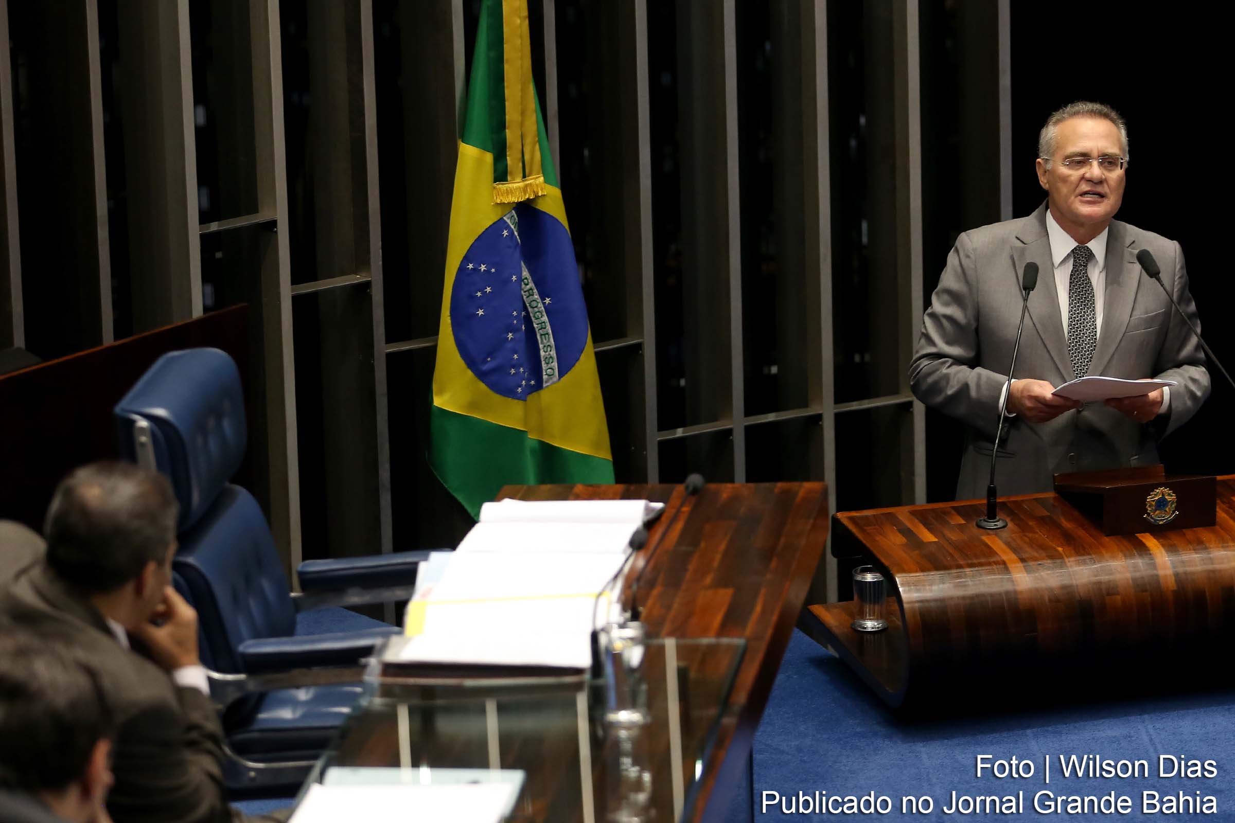 O senador Renan Calheiros anuncia no plenário do Senado o seu afastamento da liderança do PMDB.