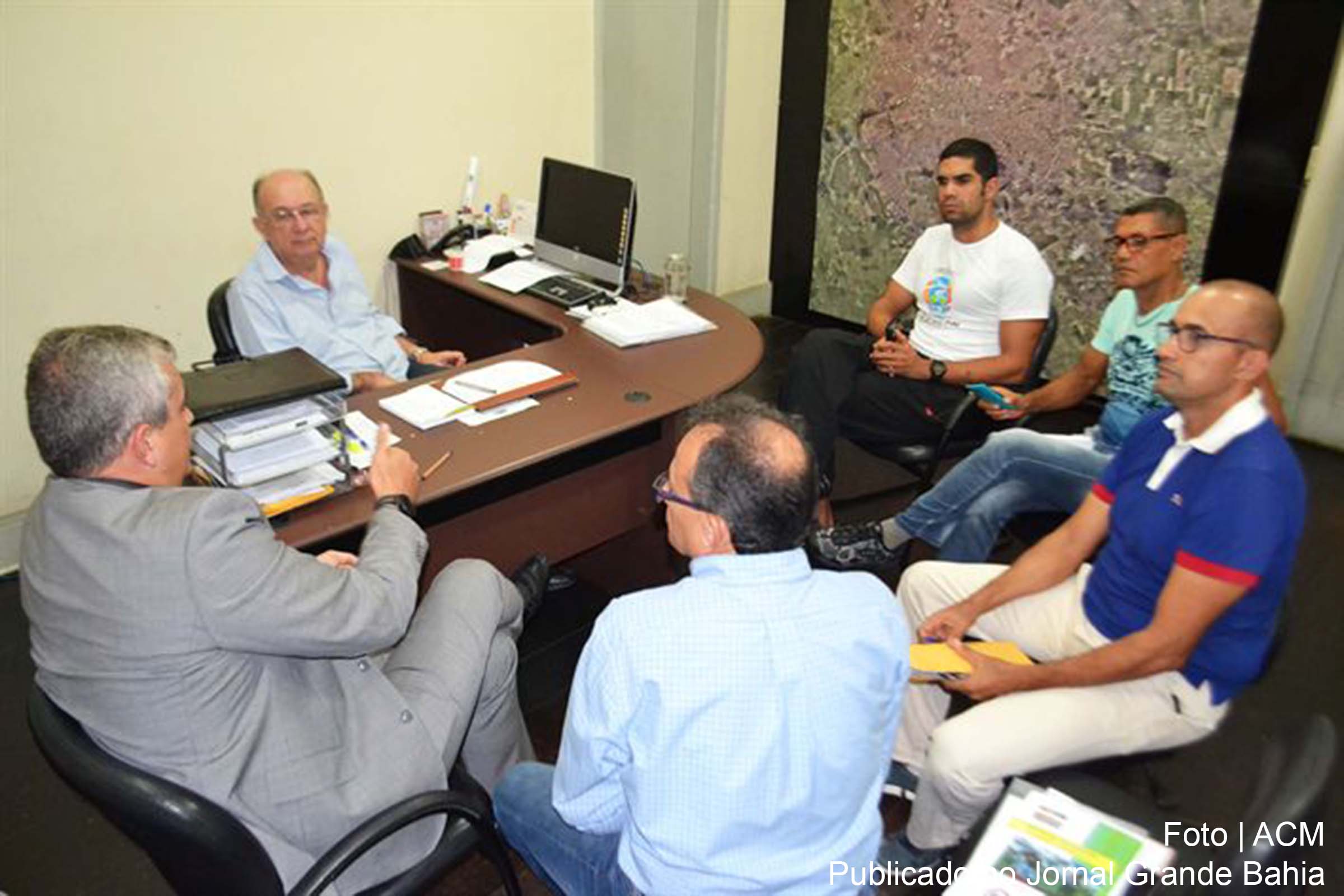 Prefeito José Ronaldo de Carvalho em reunião com ciclistas.