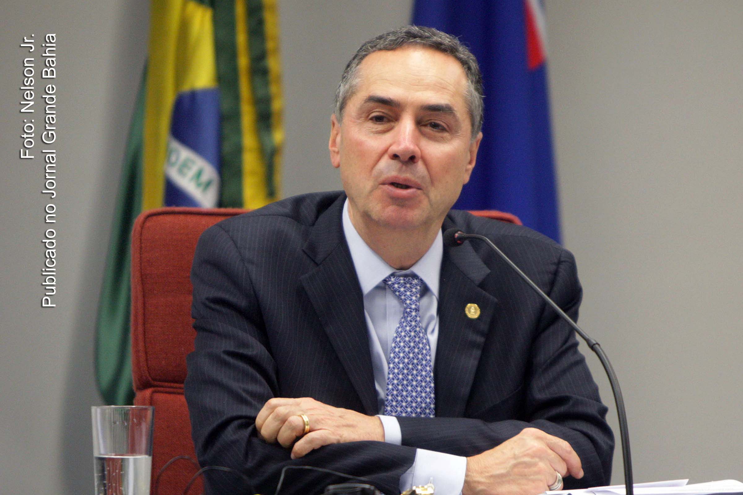 Ministro Luís Roberto Barroso diz que os brasileiros têm que fazer a bola cair para o lado certo, onde os bons valerão mais do que os espertos, senão, o país vai continuar no mesmo patamar médio.