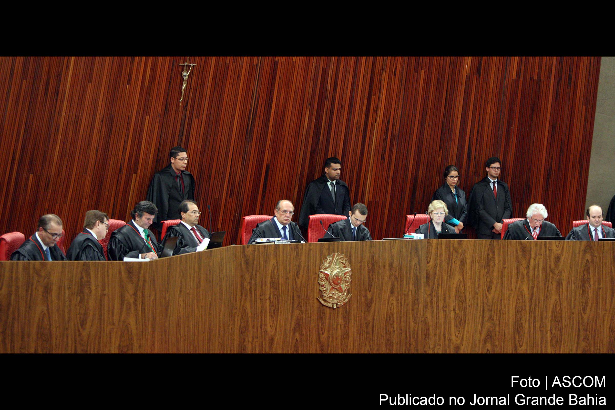 Ministros participam da sessão de julgamento da AIJE 194358. Decisão mantém mandato do presidente Michel Temer.