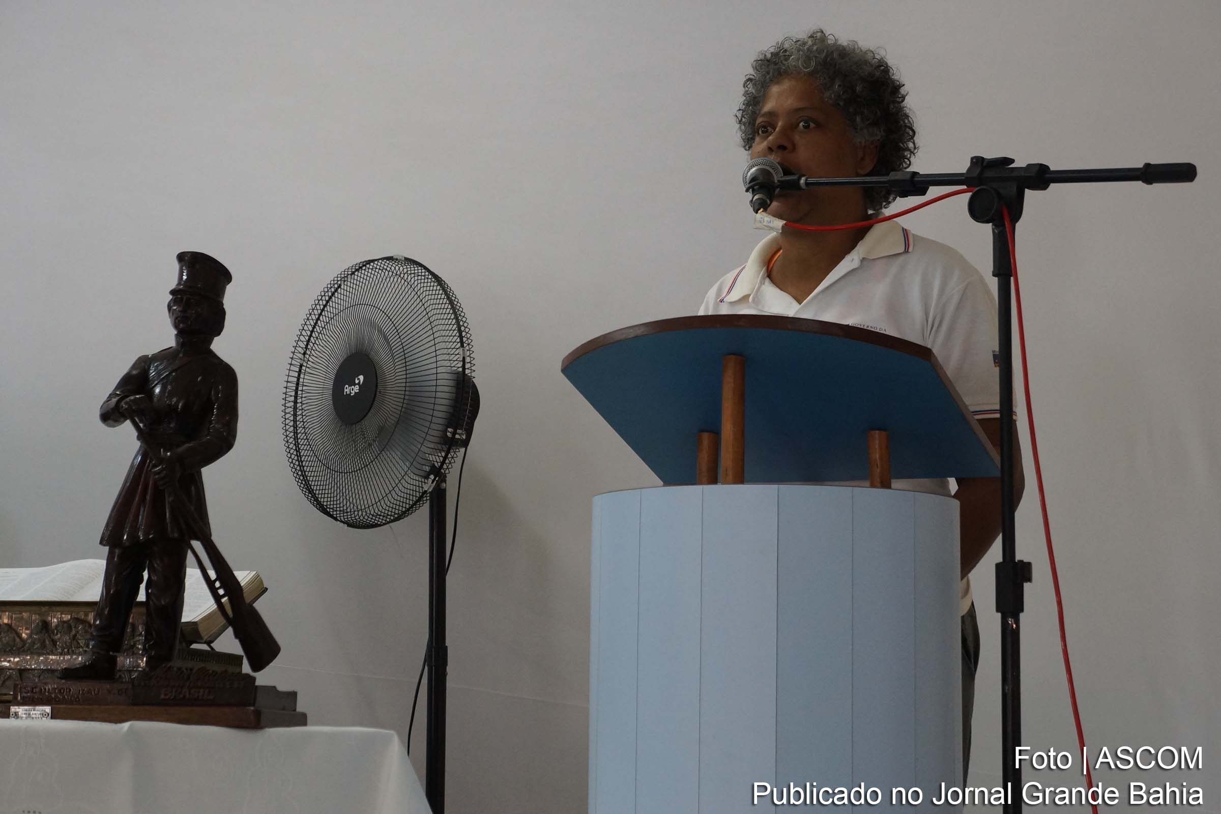 Maria Aparecida de Oliveira Cerqueira, moradora do Bairro Jardim Acácia, critica pavimentação asfáltica durante sessão itinerante.