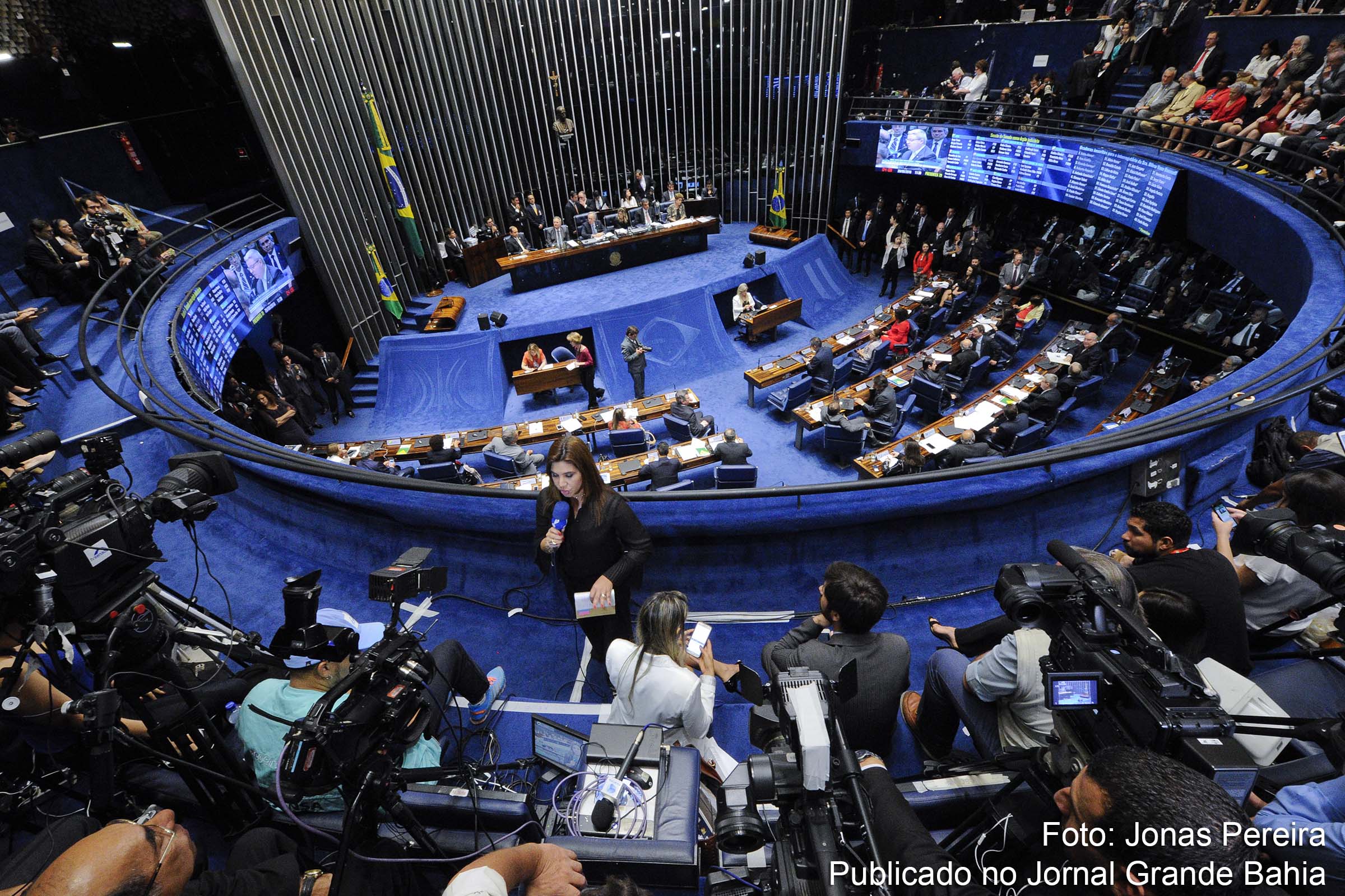 Plenário do Senado Federal decide futuro da PEC das eleições diretas.