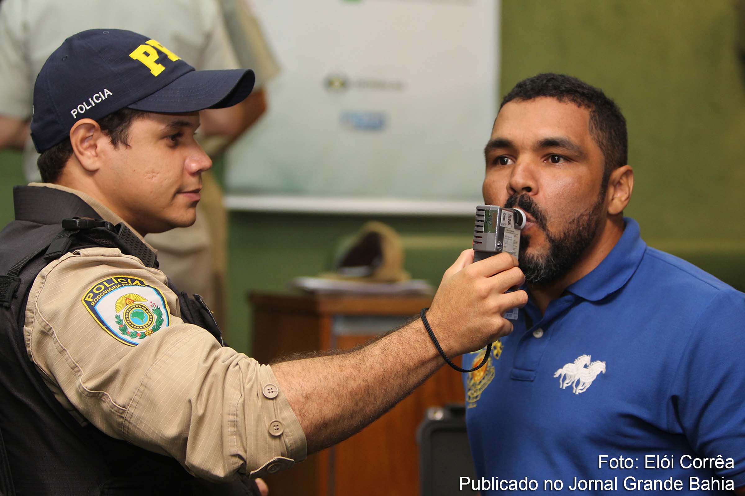 Polícia Rodoviária Federal simula teste do bafômetro.