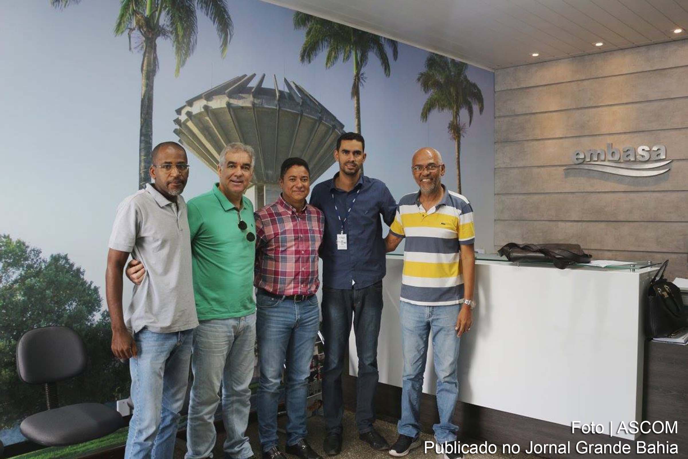Deputado José Cerqueira Neto (Zé Neto) e o prefeito Fernando Bispo debatem melhorias no abastecimento de água, com técnicos da Embasa.