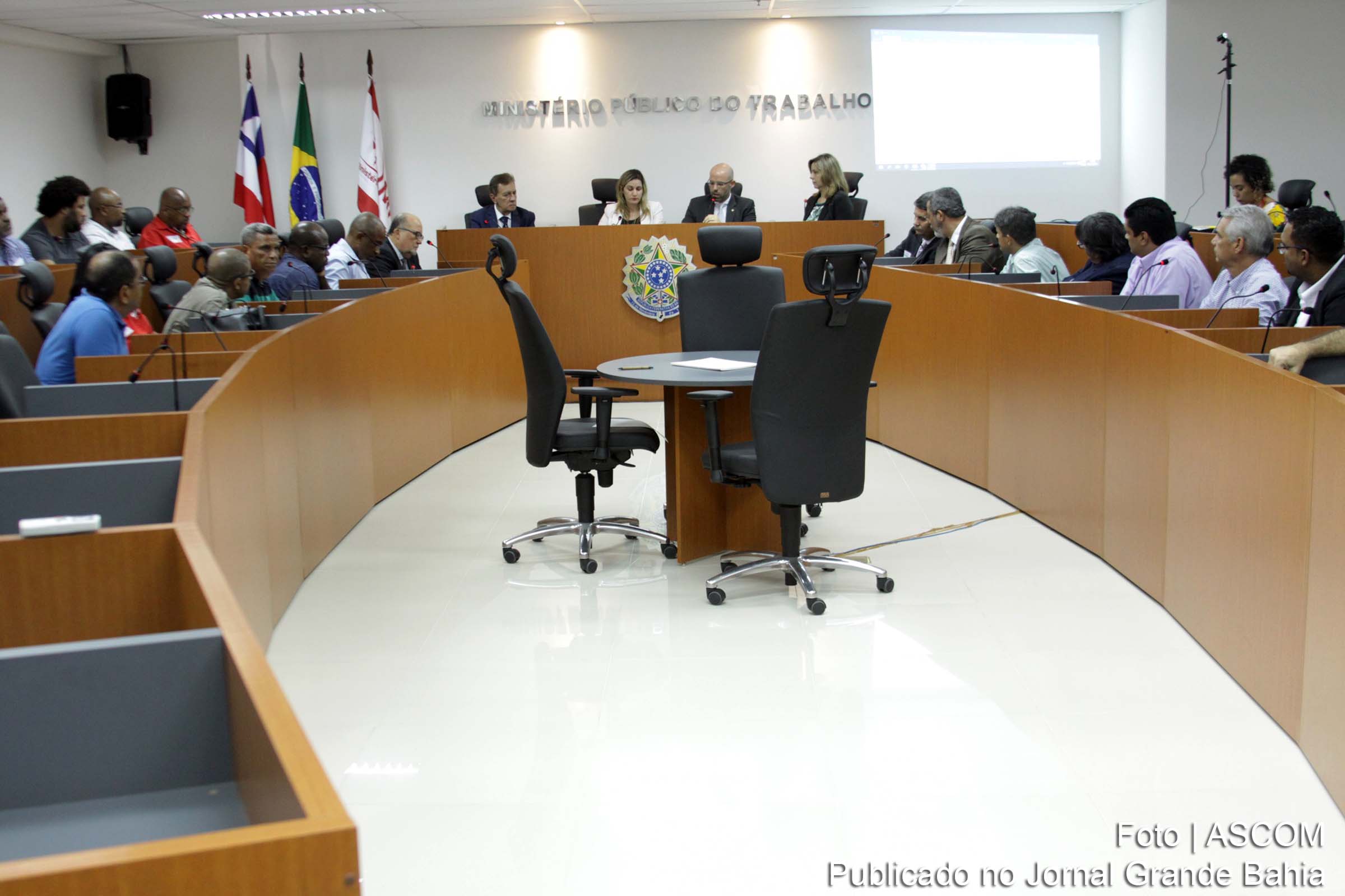 Reunião entre representantes do MPT, classe patronal e sindicato dos vigilantes da Bahia. Acordo é celebra e greve chega ao fim.