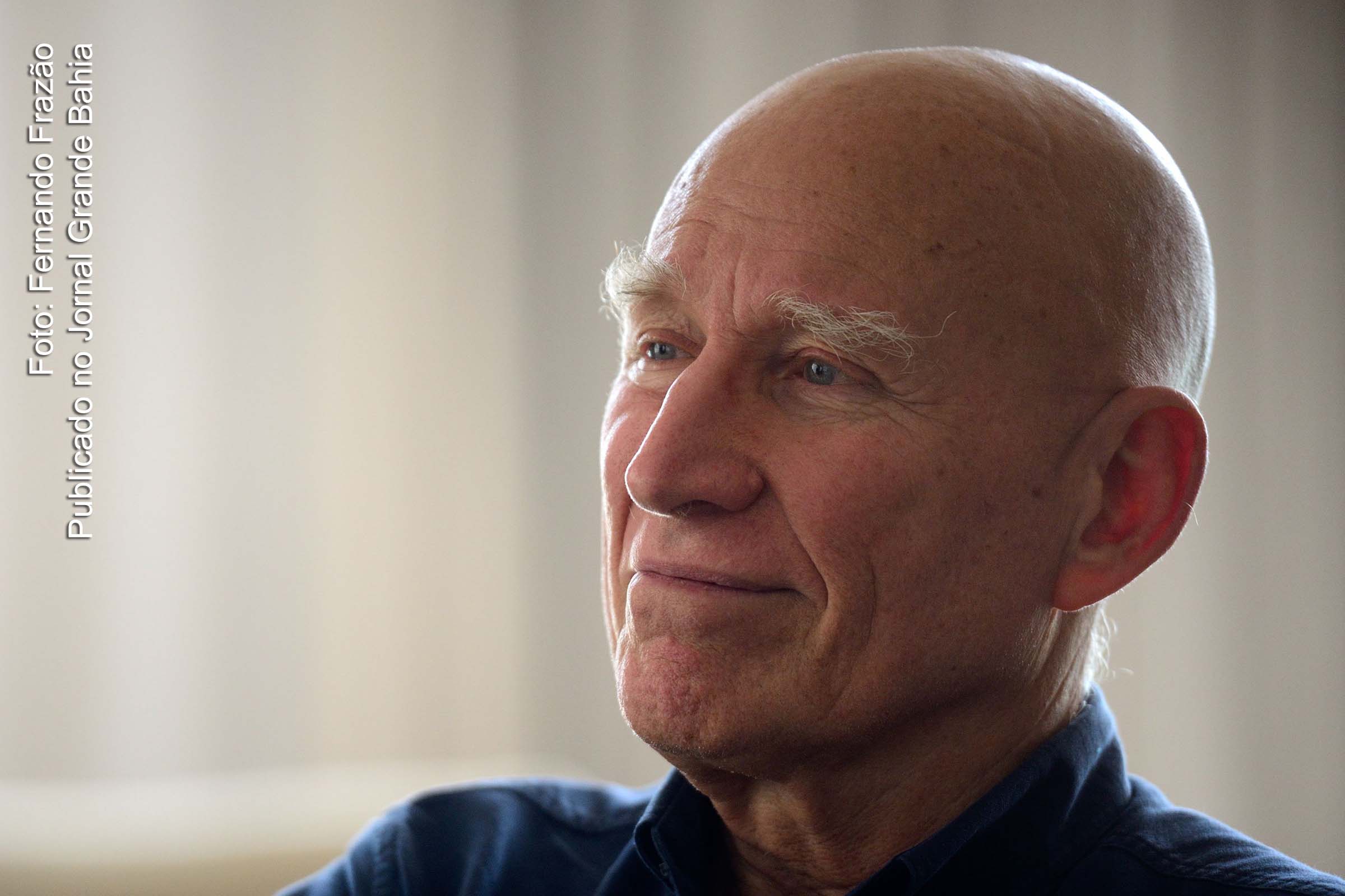 Brasil vive em um acelerador de partículas, diz Sebastião Salgado em Paris