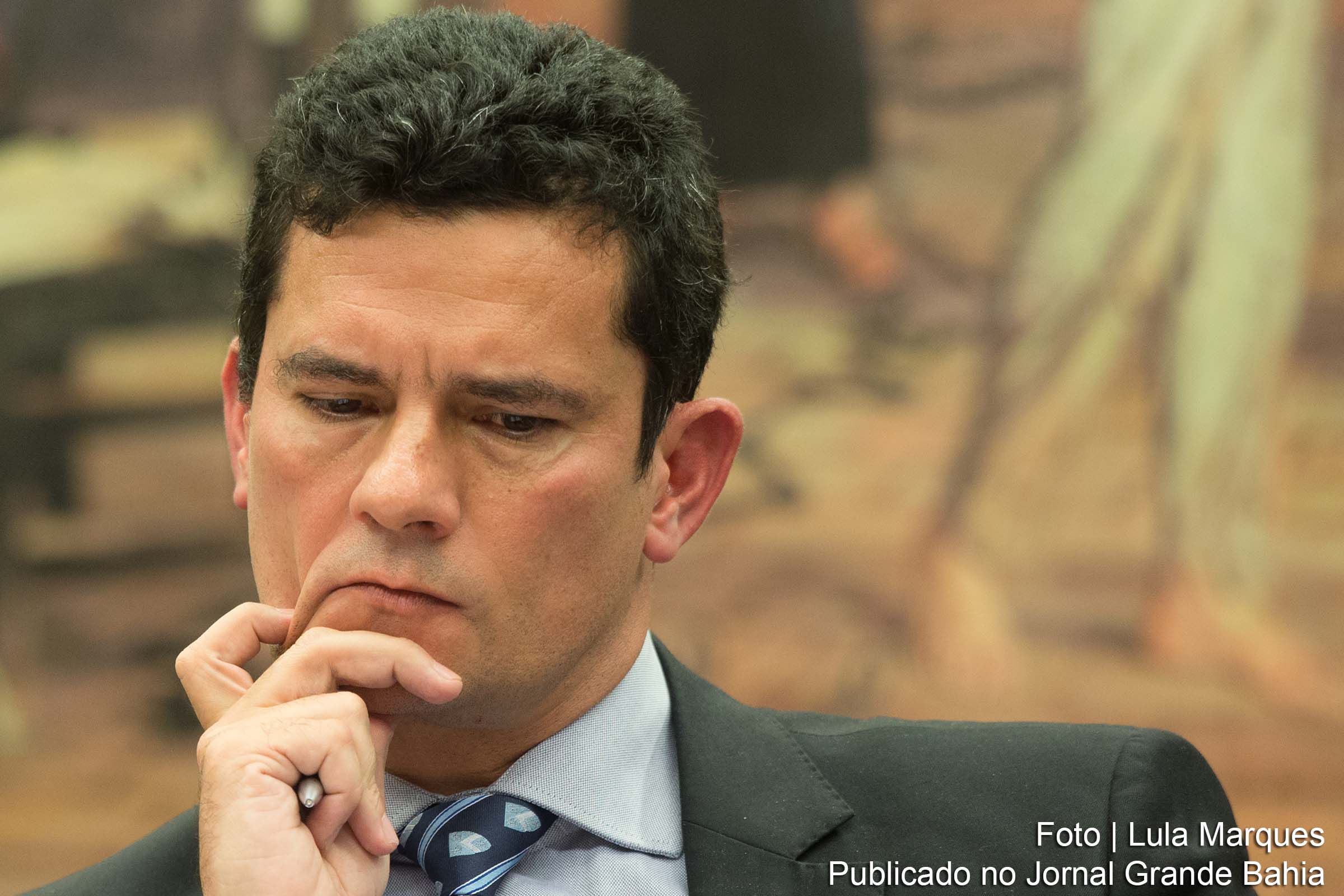 Atuação parcimoniosa do juiz Sérgio Fernando Moro é criticada.