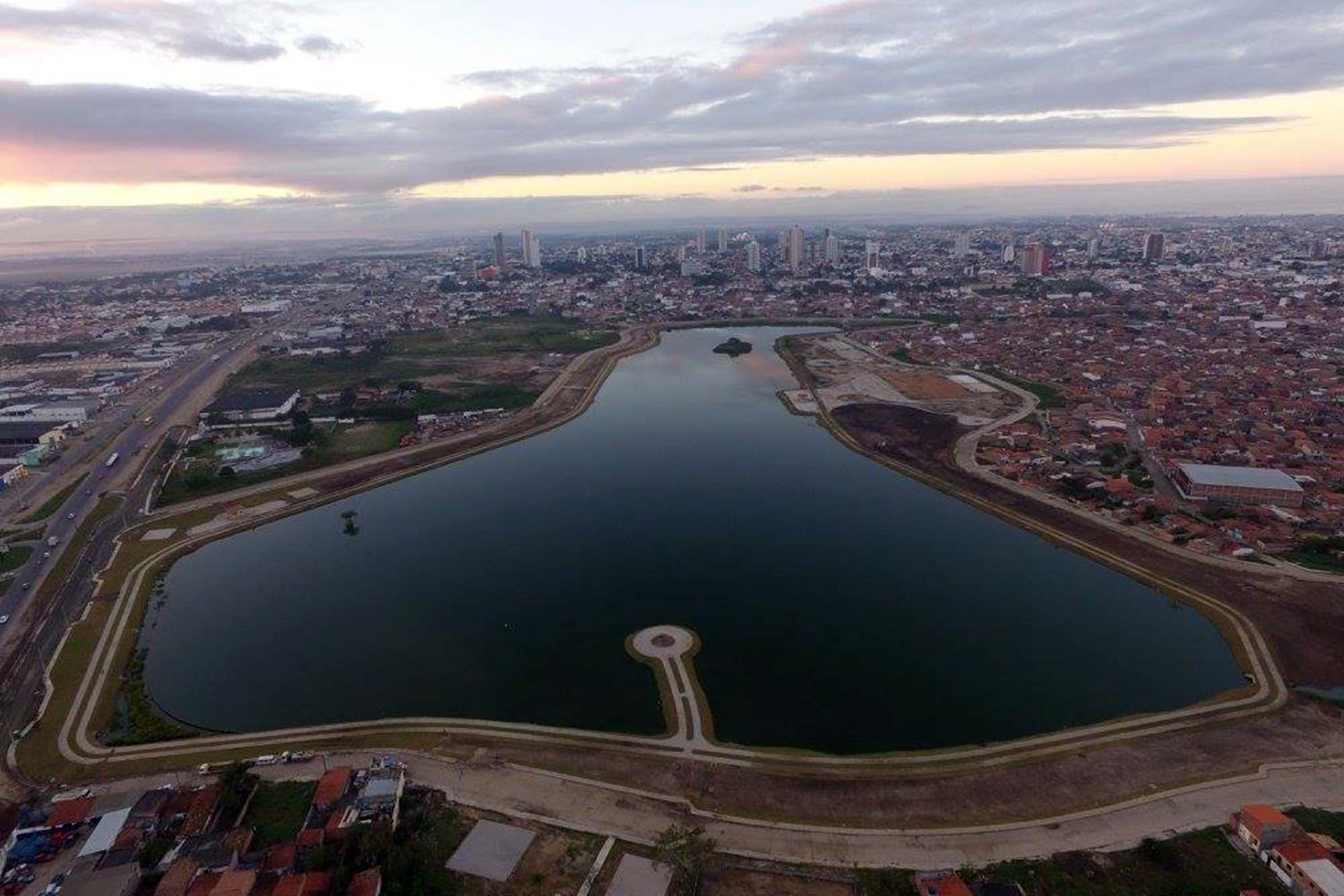 Vista aérea da Lagoa Grande, em Feira de Santana