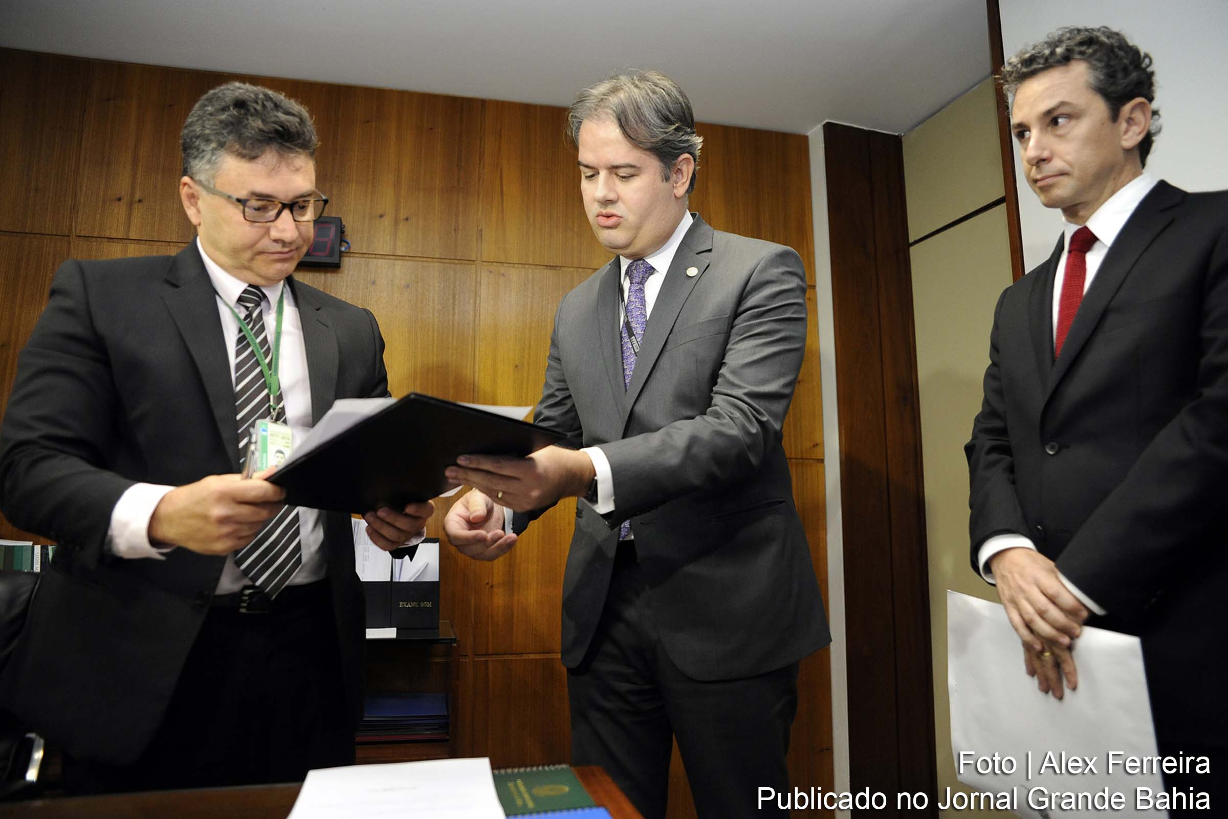 À direita, Secretário-geral da Mesa da Câmara, Wagner Soares Padilha recebe das mãos do servidor do Supremo Tribunal Federal (STF), a denúncia da Procuradoria-Geral da República contra o presidente Michel Temer pela acusação de corrupção passiva.