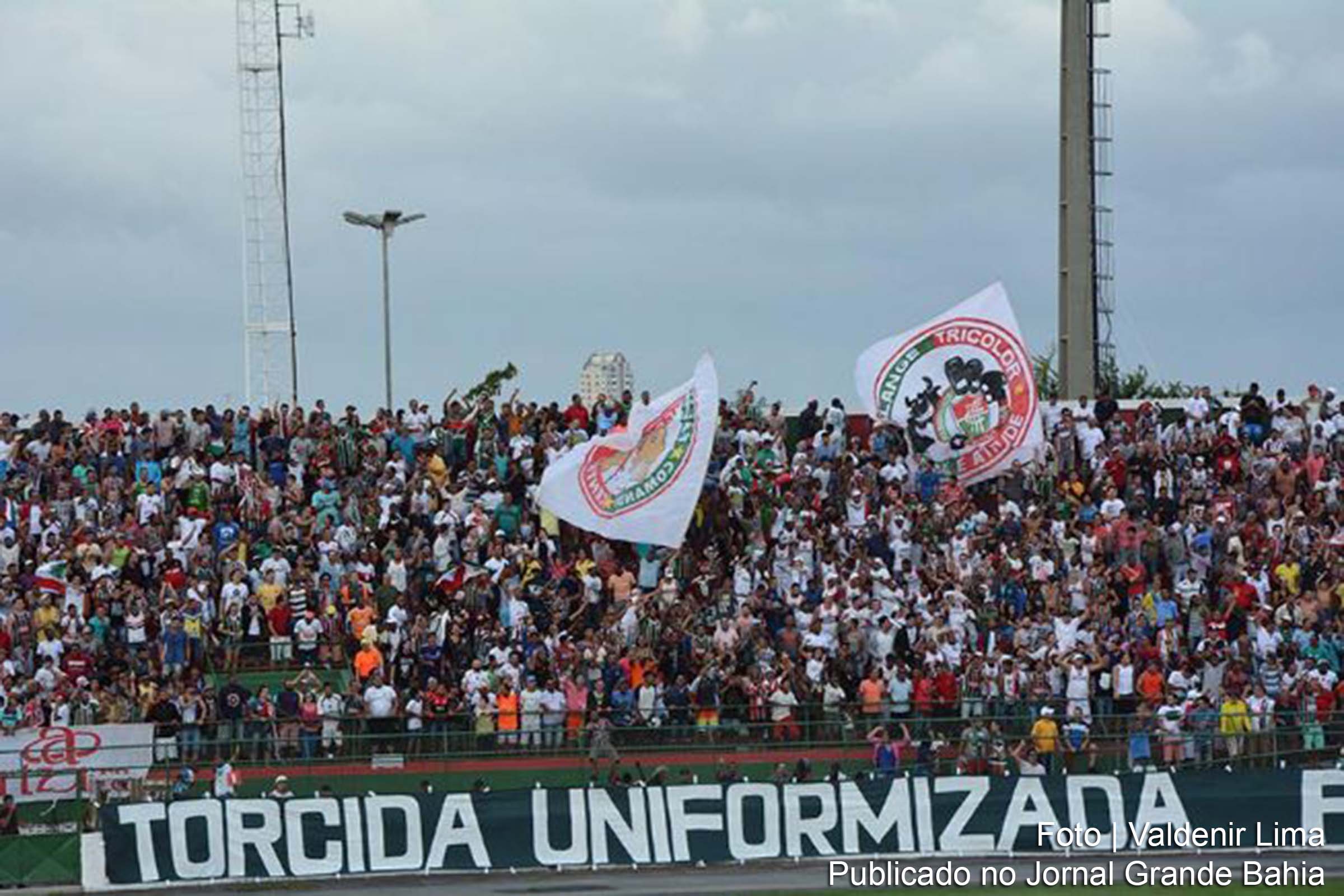 Torcida do Fluminense de Feira de Santana marcou presença.