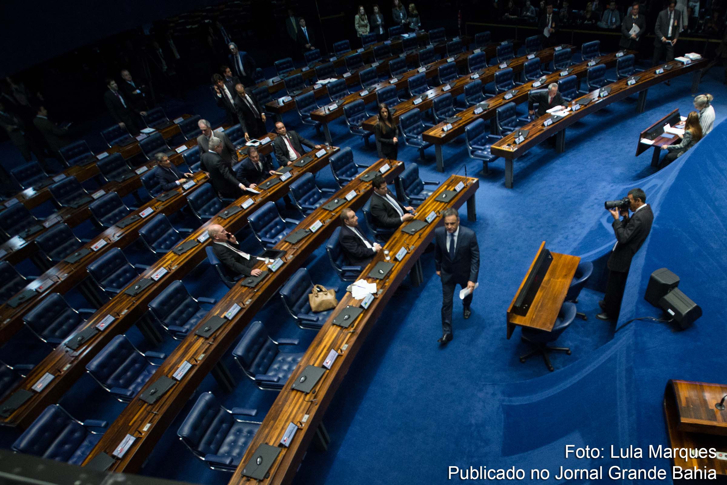 Senador Aécio Neves durante discurso no senado.