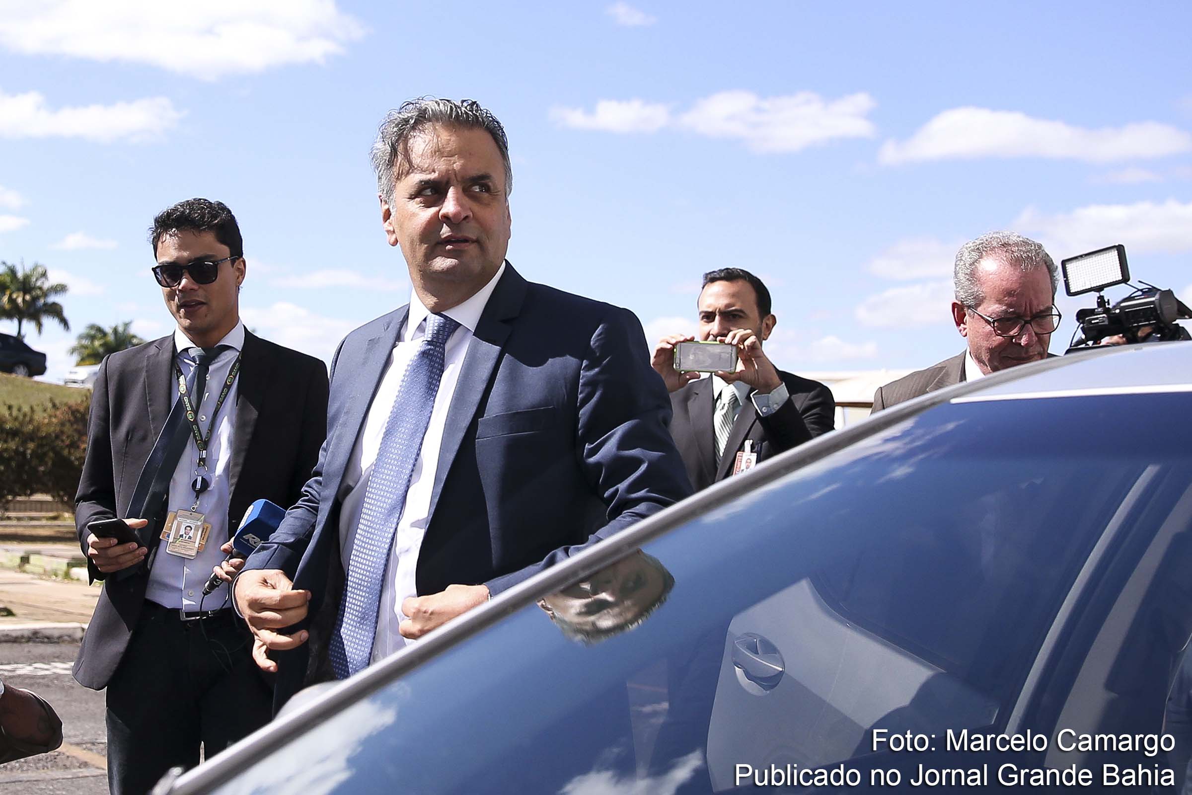 Aécio Neves retoma as atividades no Senado.