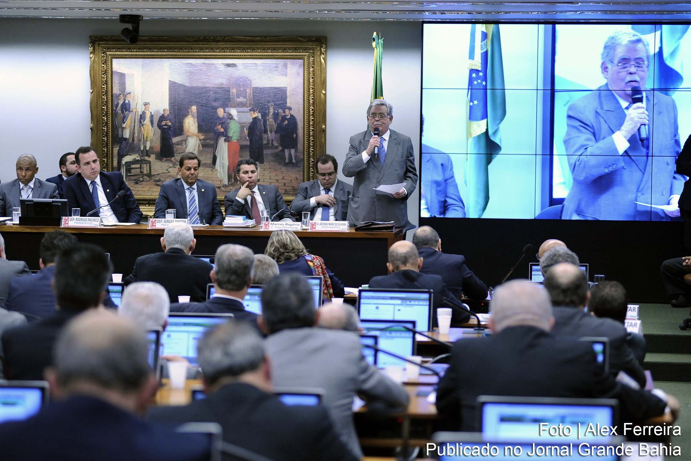 Reunião ordinária para leitura do parecer do dep. Sérgio Zveiter (PMDB-RJ) sobre a denúncia de corrupção passiva contra o presidente da República, Michel Temer. Dep. Sérgio Zveiter (PMDB-RJ). Advogado Cláudio Mariz rechaçou relatório e reafirmou inocência.