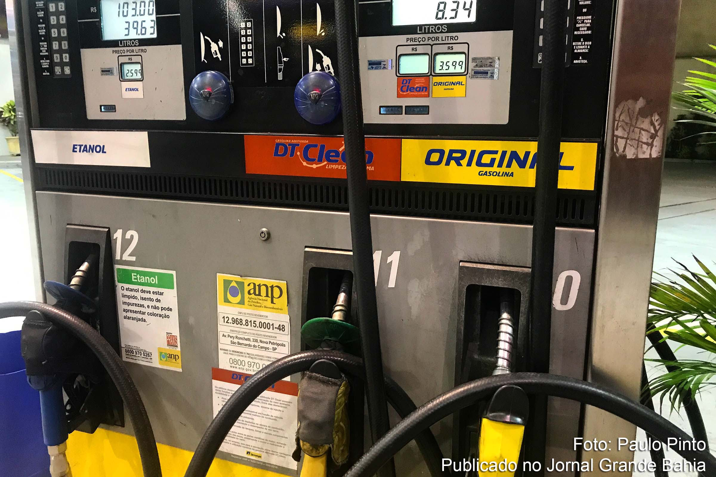 Bomba de posto de combustível automotivo.