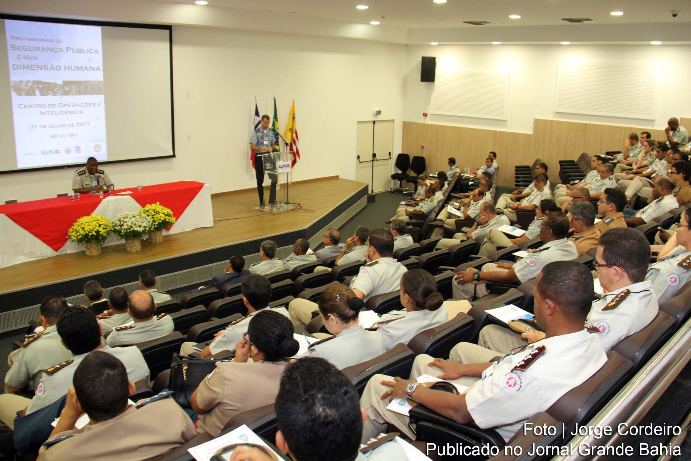 Capitães da PM e dos bombeiros participam de seminário 'Segurança Pública e sua Dimensão Humana'.