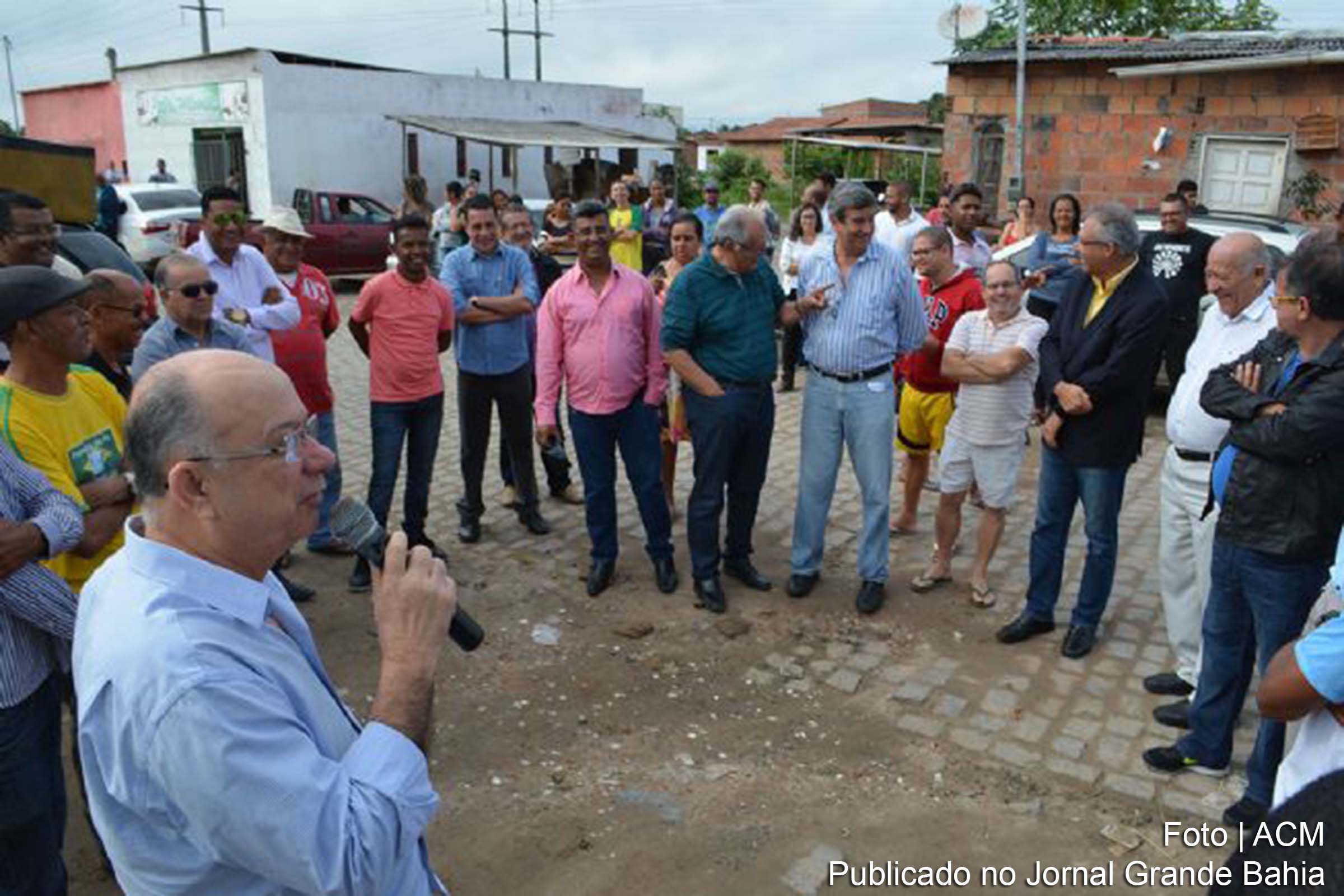 Prefeito José Ronaldo anuncia pavimentação de ruas.