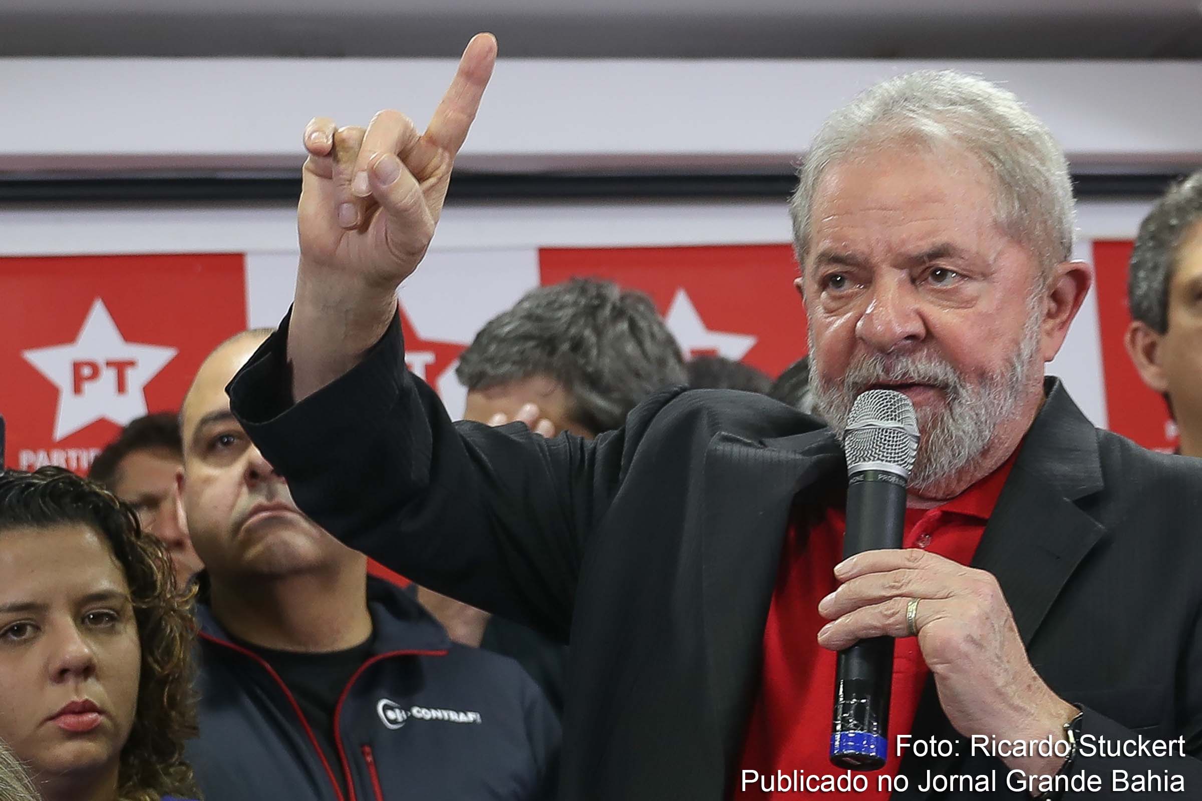 Ex-presidente Luiz Inácio Lula da Silva recebe solidariedade dos movimentos sociais.