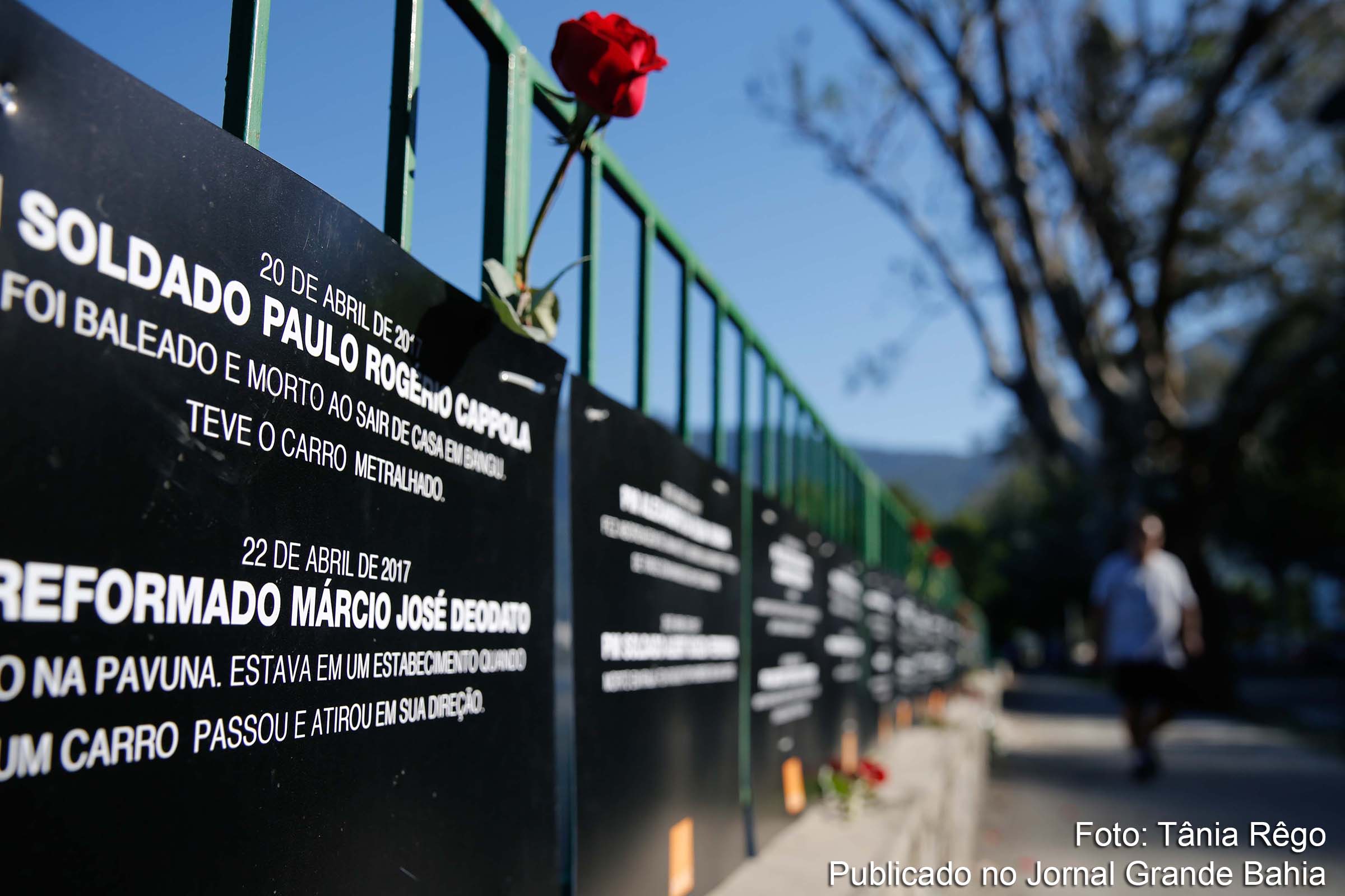 A ONG Rio de Paz realiza um ato público, na orla da Lagoa Rodrigo de Freitas, em memória dos policiais militares assassinados este ano no Estado do Rio de Janeiro. Foram fixadas no local placas com os nomes dos 91 PMs mortos até agora em 2017.