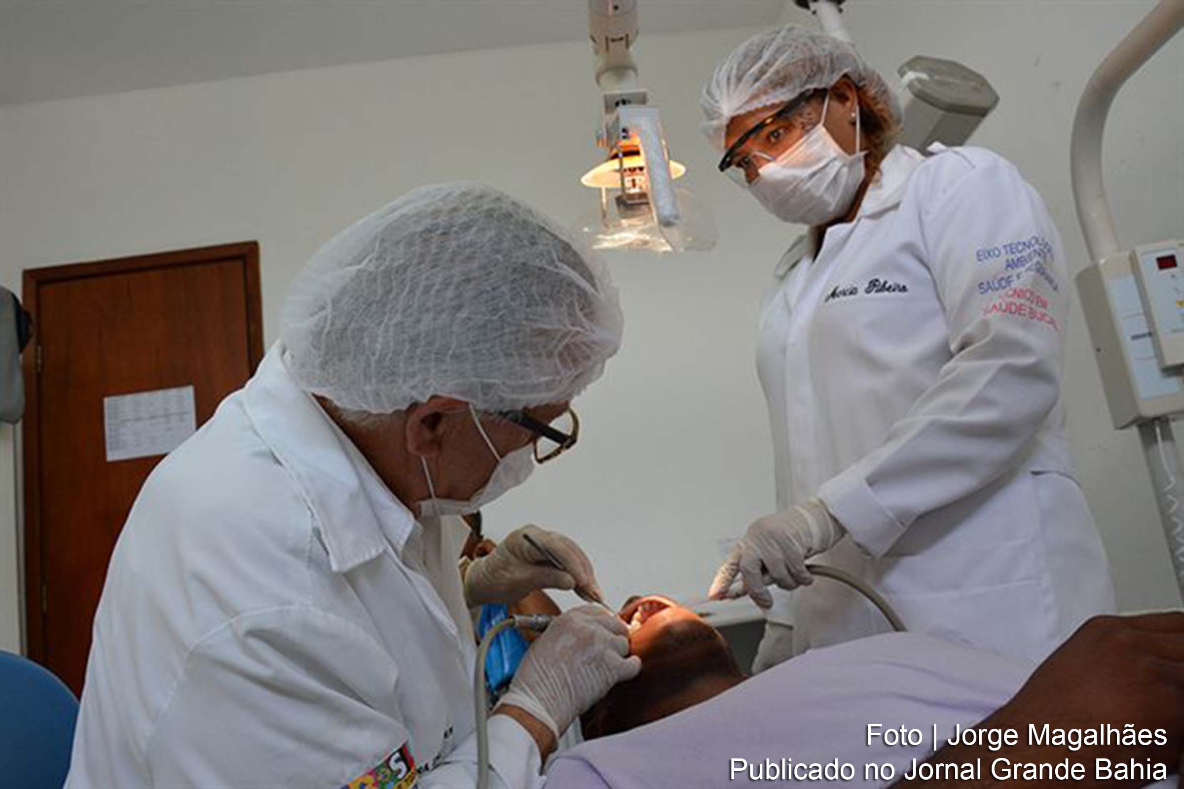 Profissionais do Centro de Especialidades Odontológicas (CEO) Célia Pamponet realizam atendimento de pacientes com câncer.